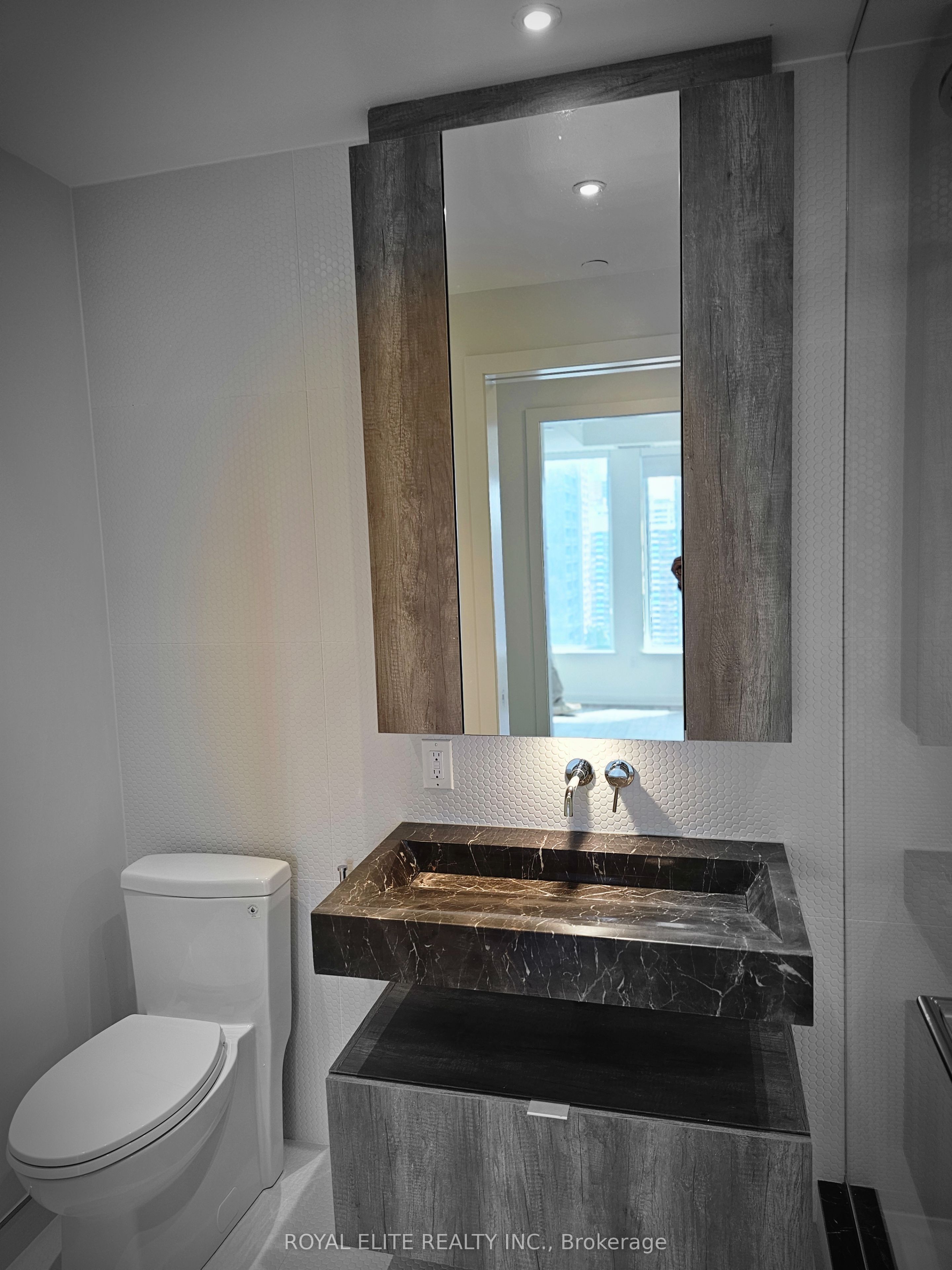 #1212 - 11 Yorkville Avenue Property Photo 21