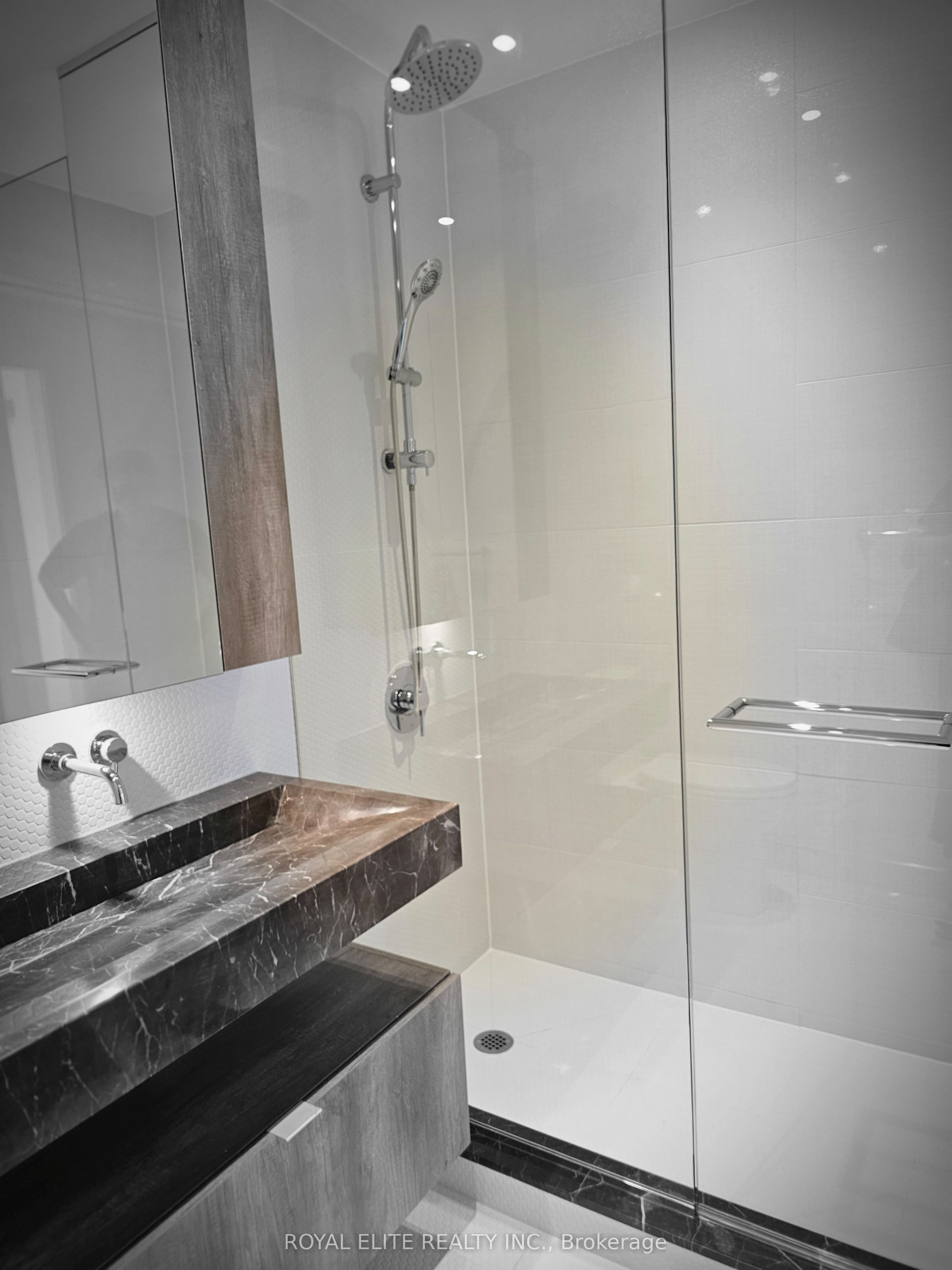 #1212 - 11 Yorkville Avenue Property Photo 22