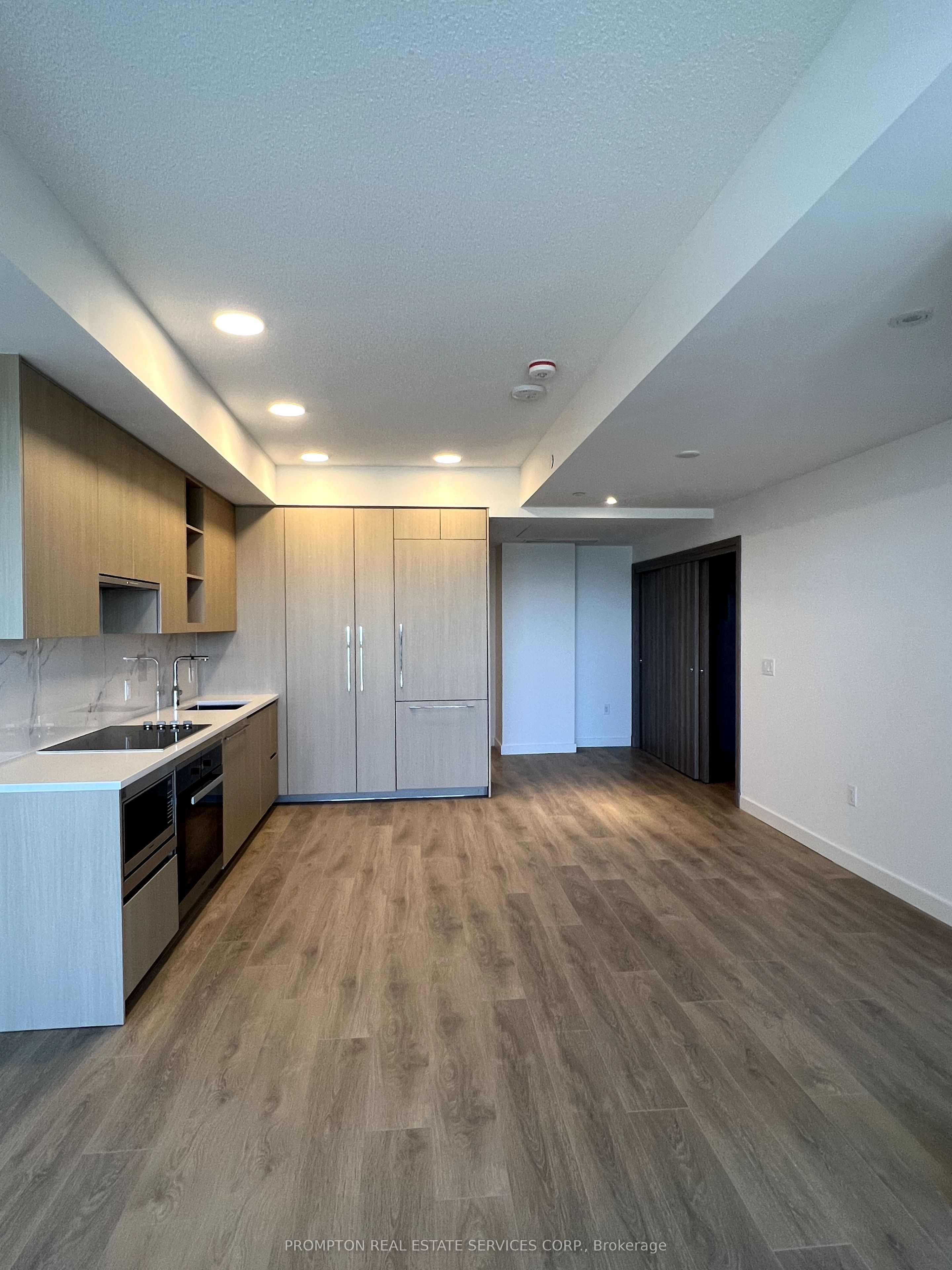 #2007 - 25 Mcmahon Drive Property Photo 4