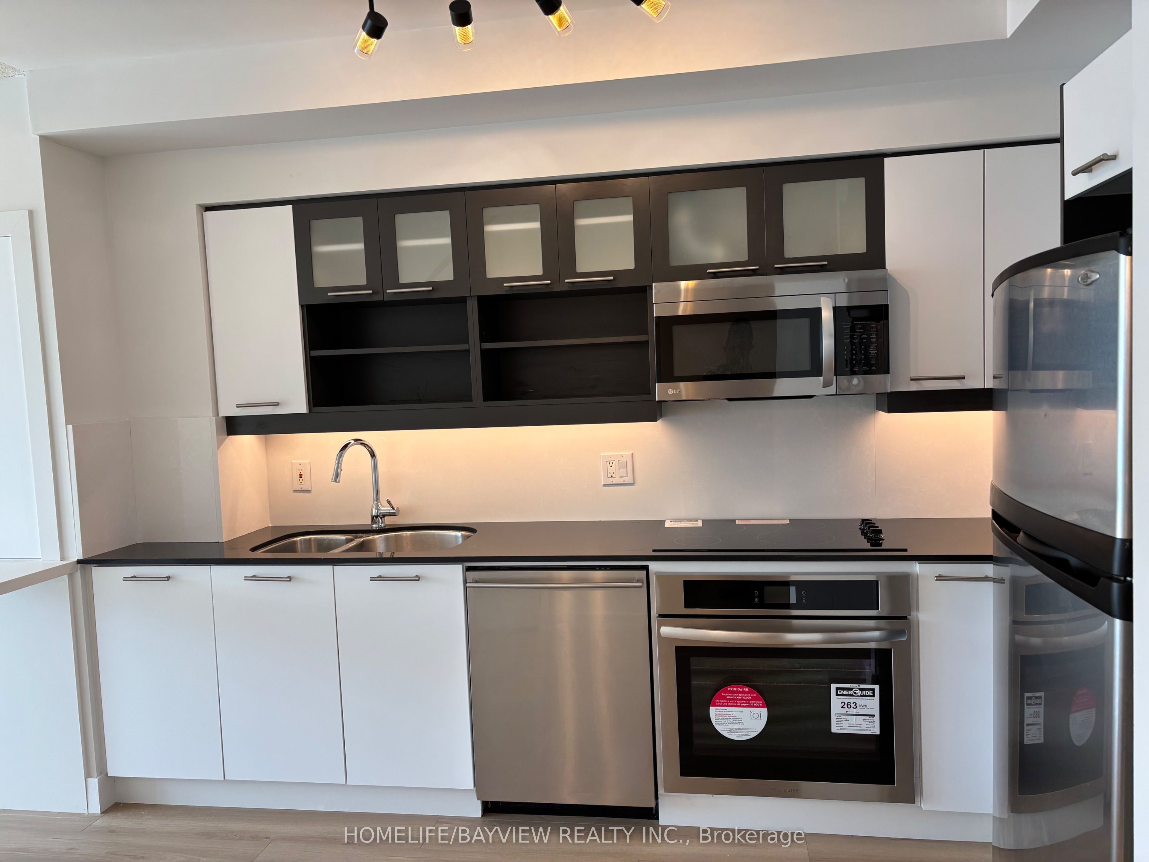 #1114 - 36 Blue Jays Way Property Photo 4