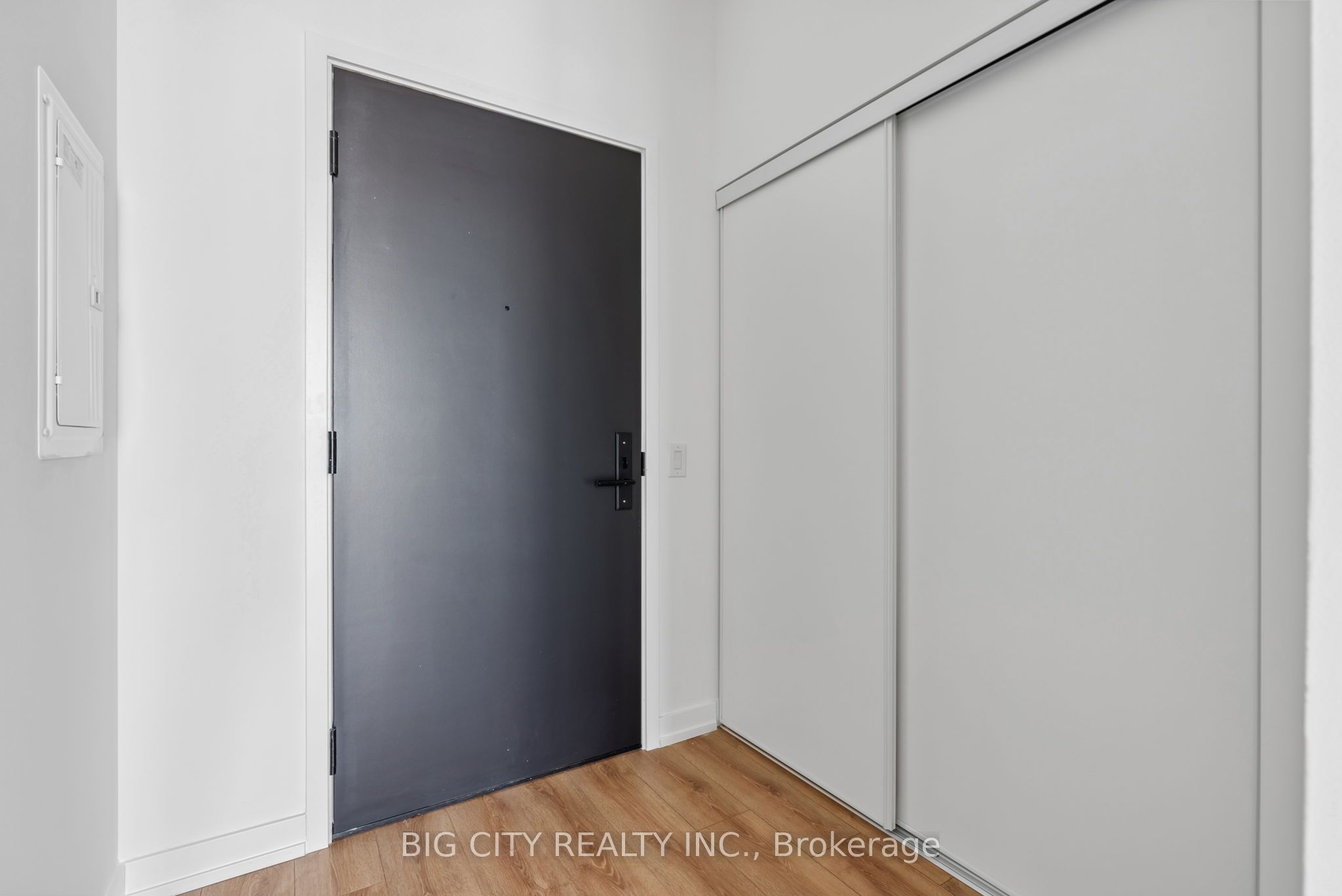 500 Dupont Street 813 Property Photo 5