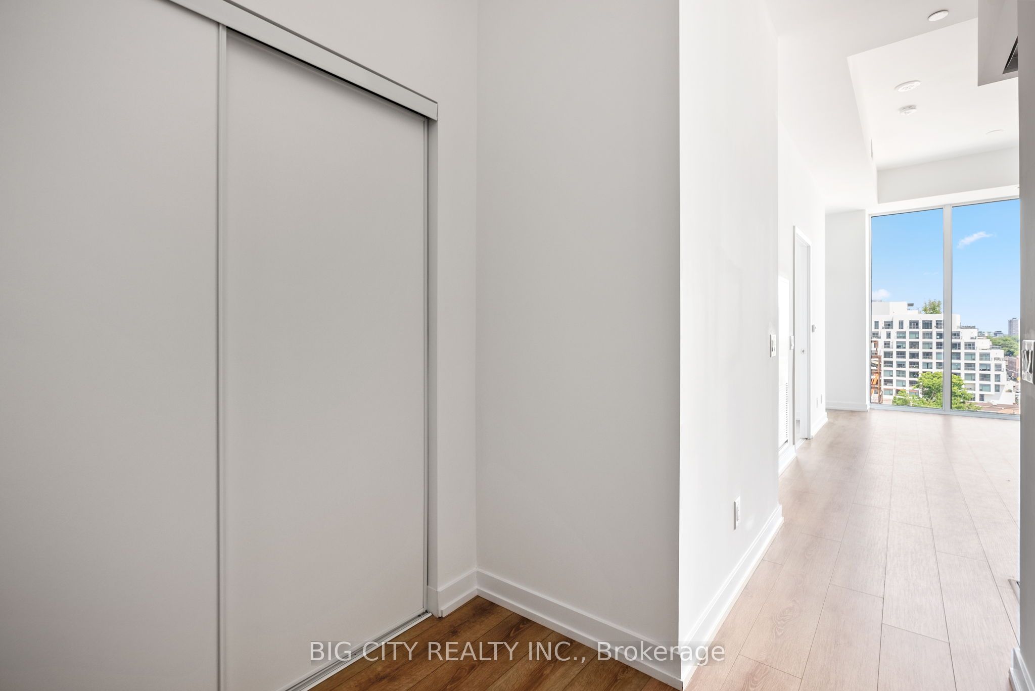 500 Dupont Street 813 Property Photo 7