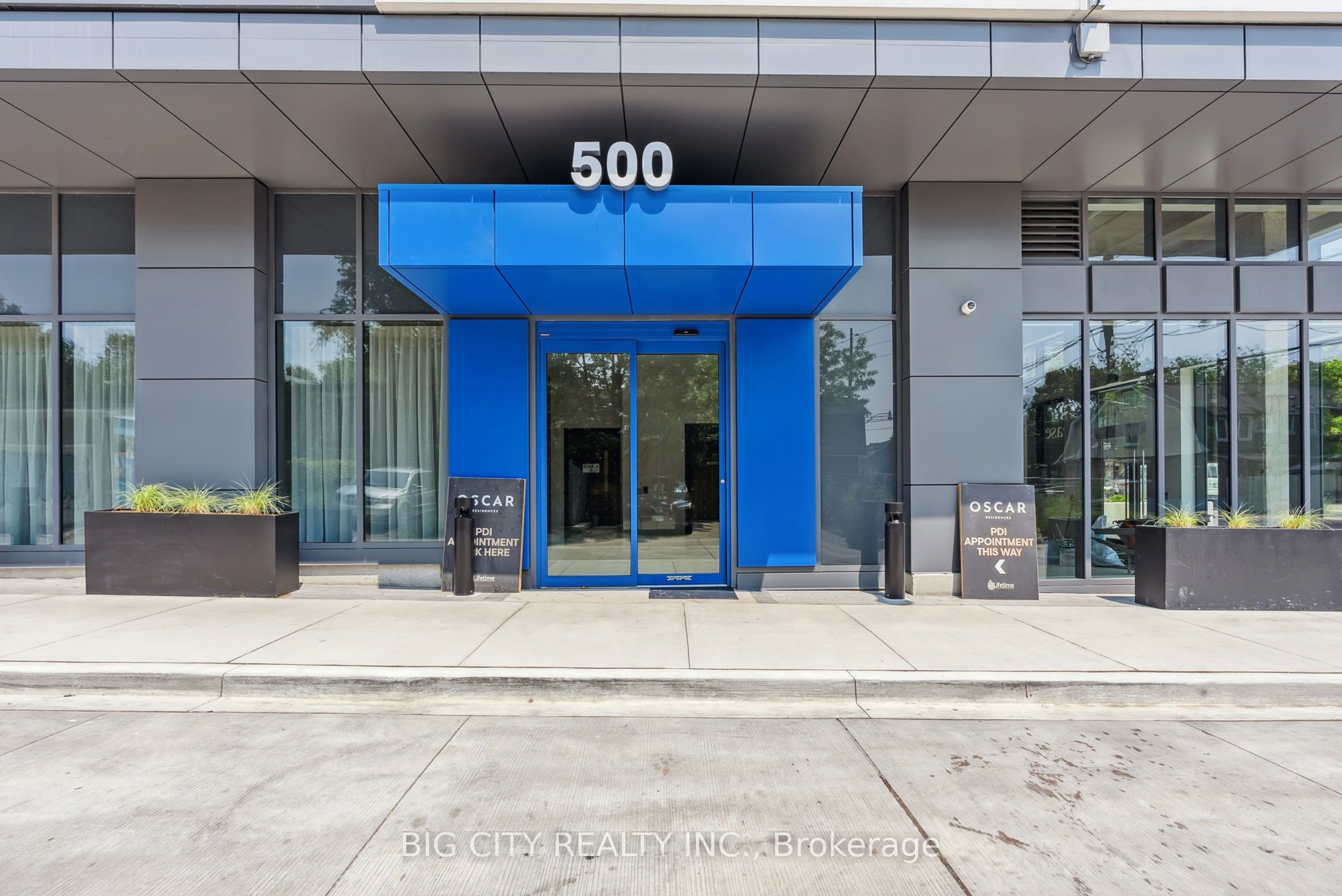 #813 - 500 Dupont Street Property Photo 4