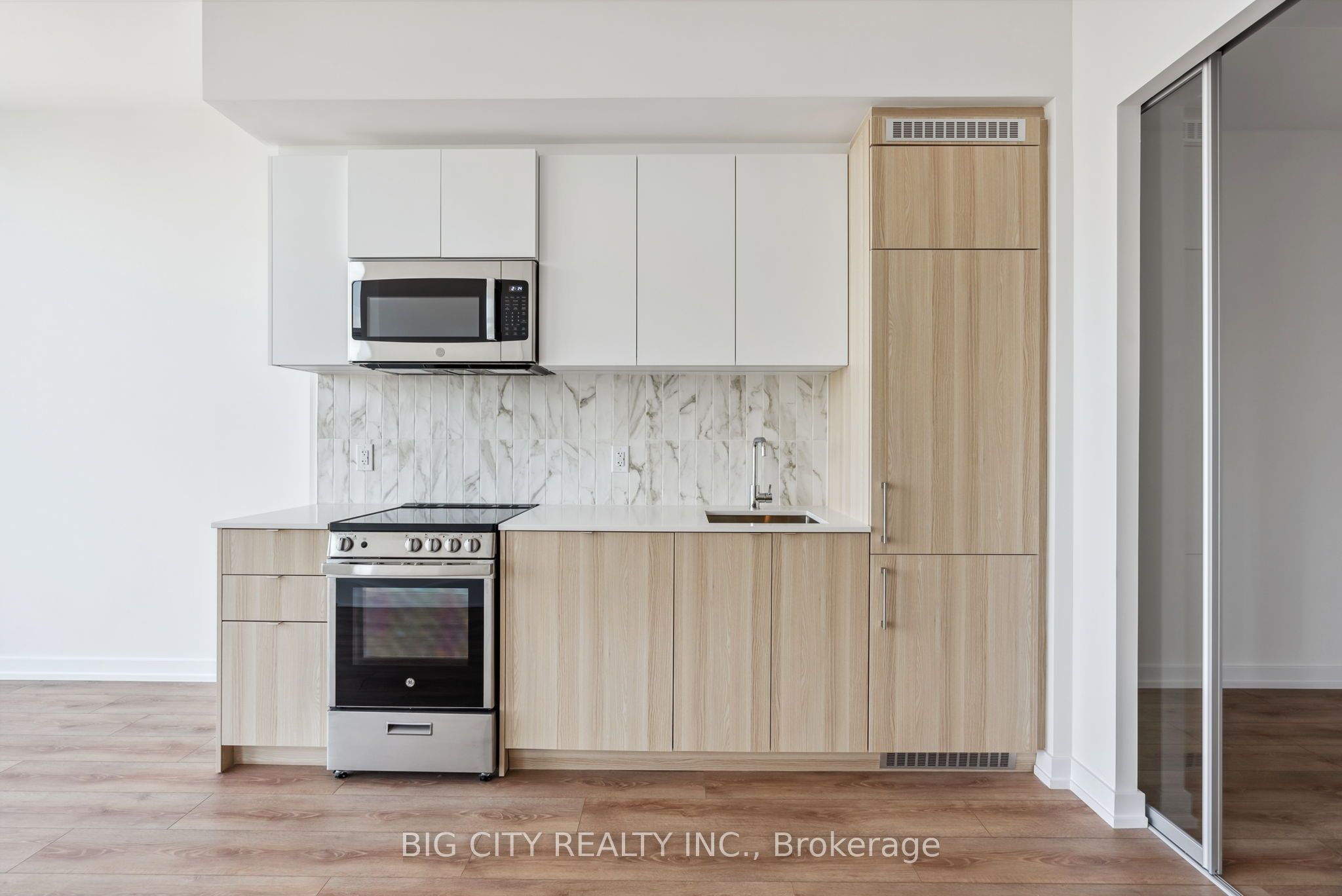 #813 - 500 Dupont Street Property Photo 10