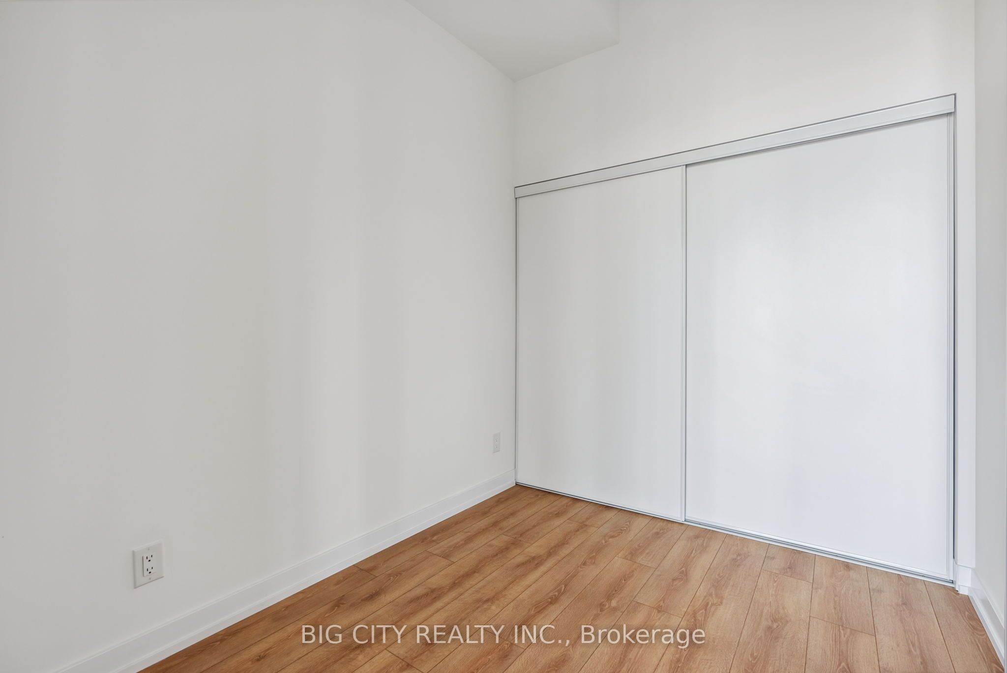 #813 - 500 Dupont Street Property Photo 21