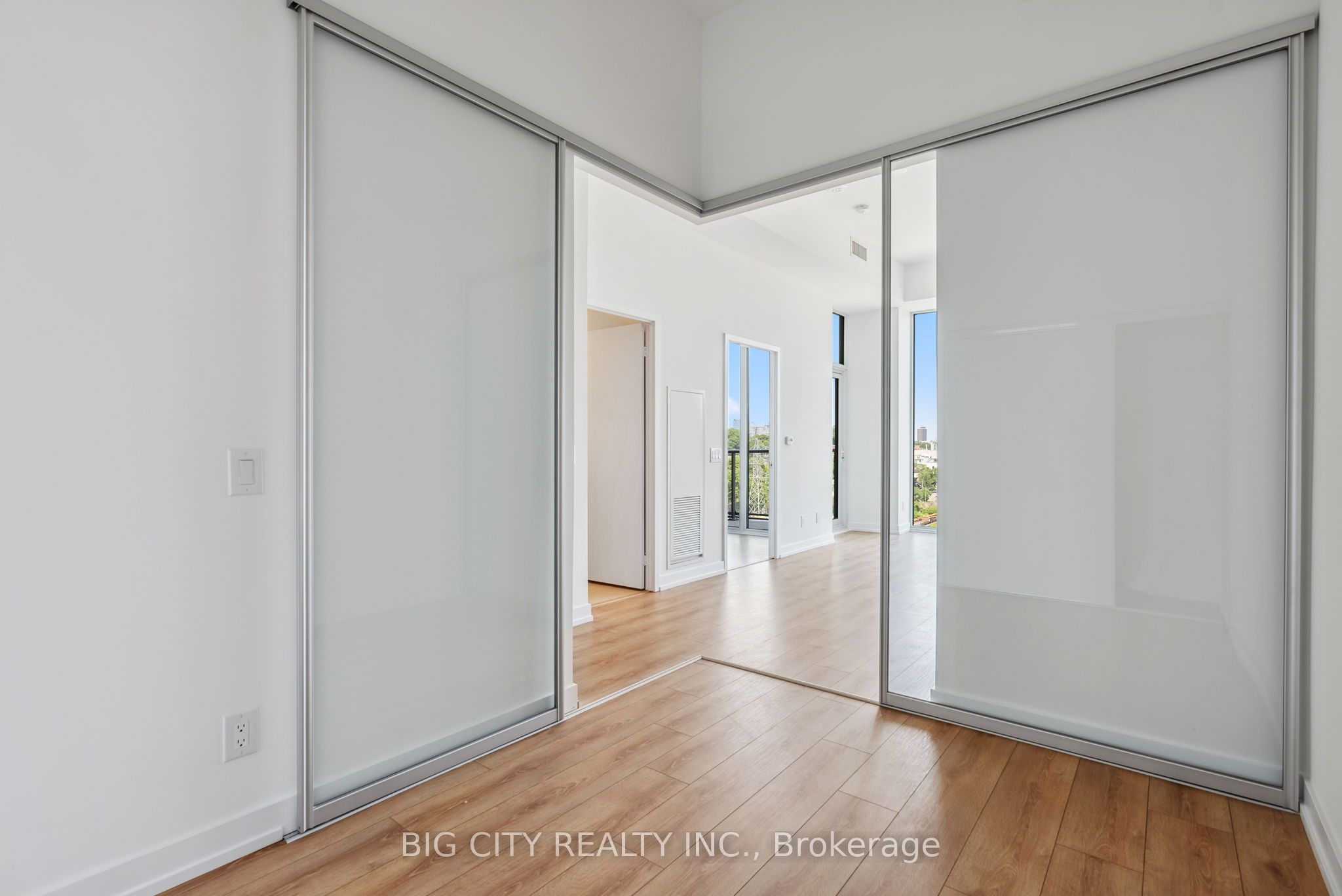 #813 - 500 Dupont Street Property Photo 22