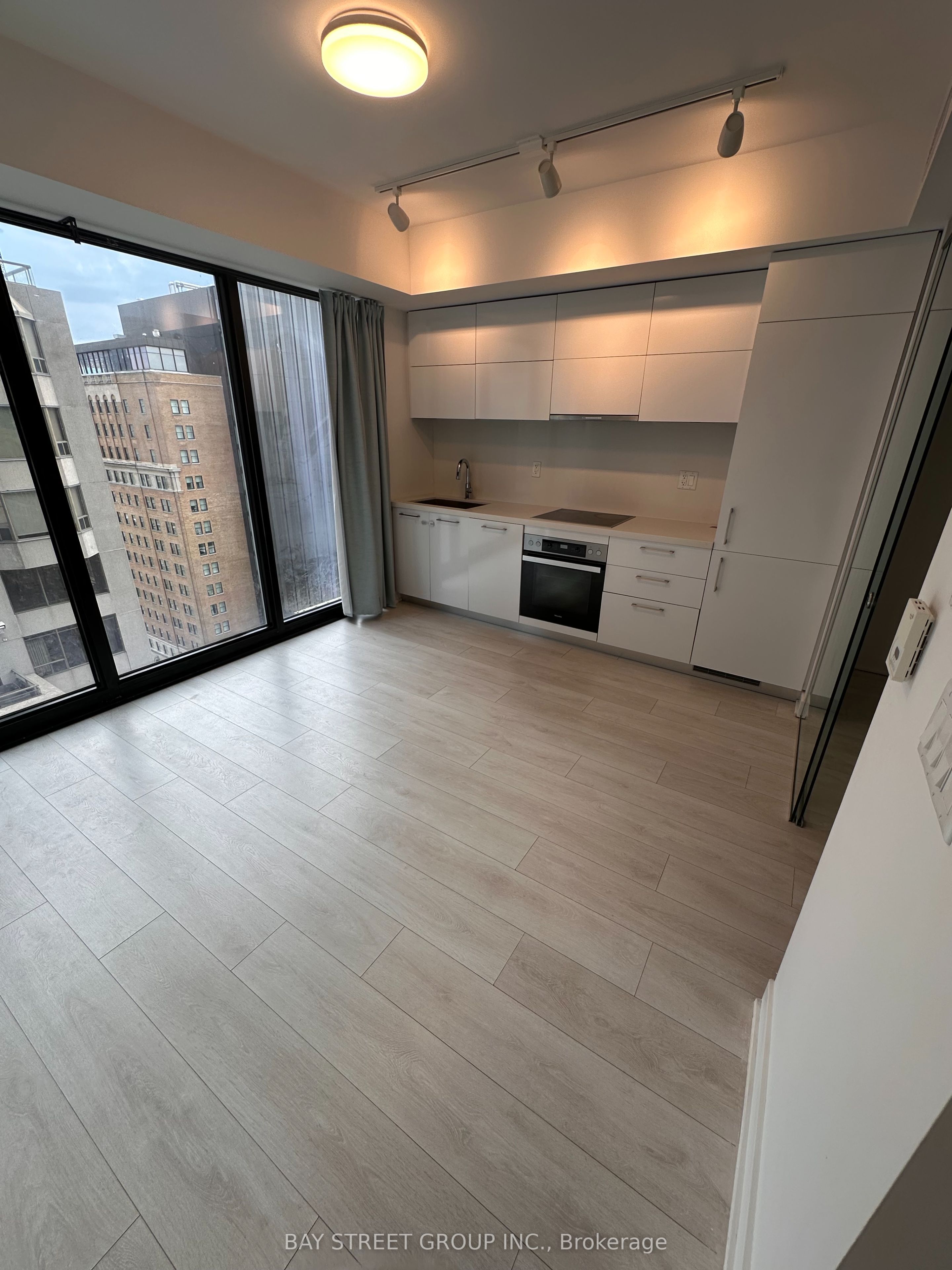 #1709 - 188 Cumberland Street Property Photo 3