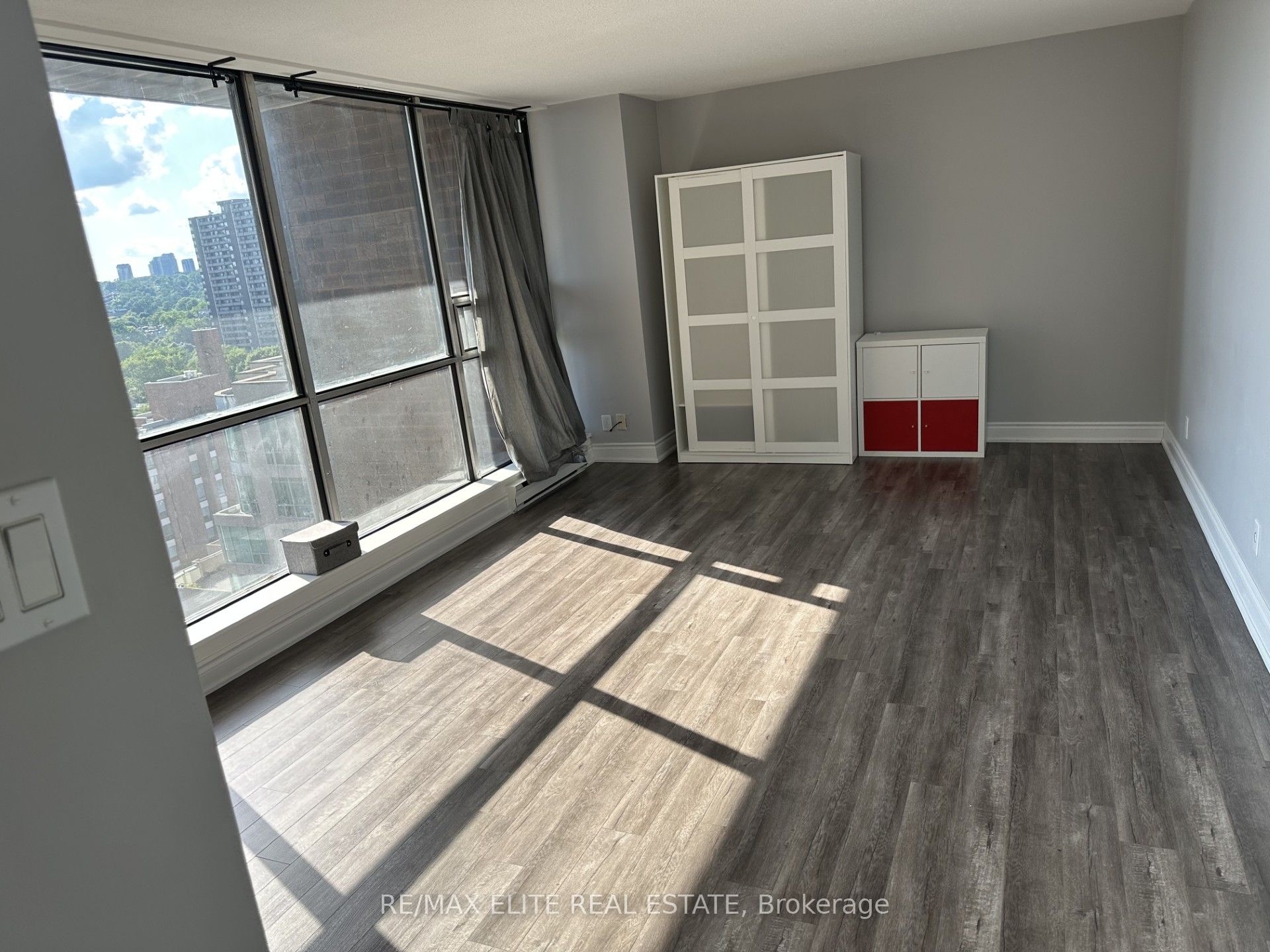 914 Yonge Street 1212 Property Photo 2