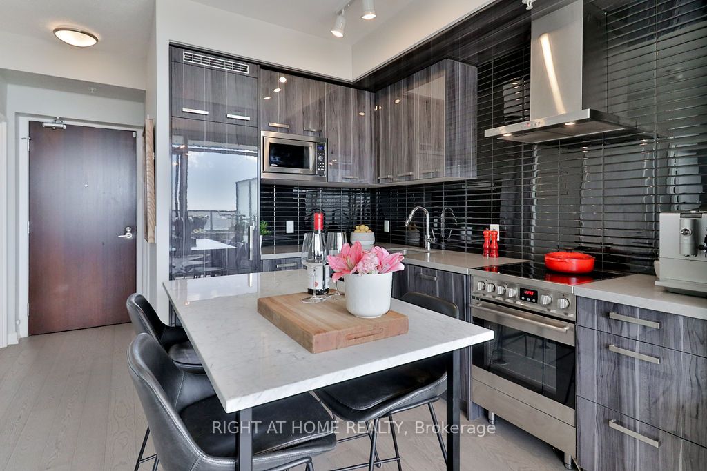 #s803 - 120 Bayview Avenue Property Photo 3