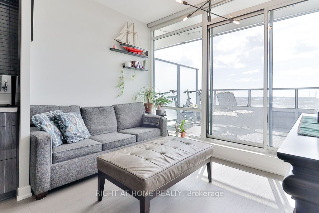 #s803 - 120 Bayview Avenue Property Photo 6