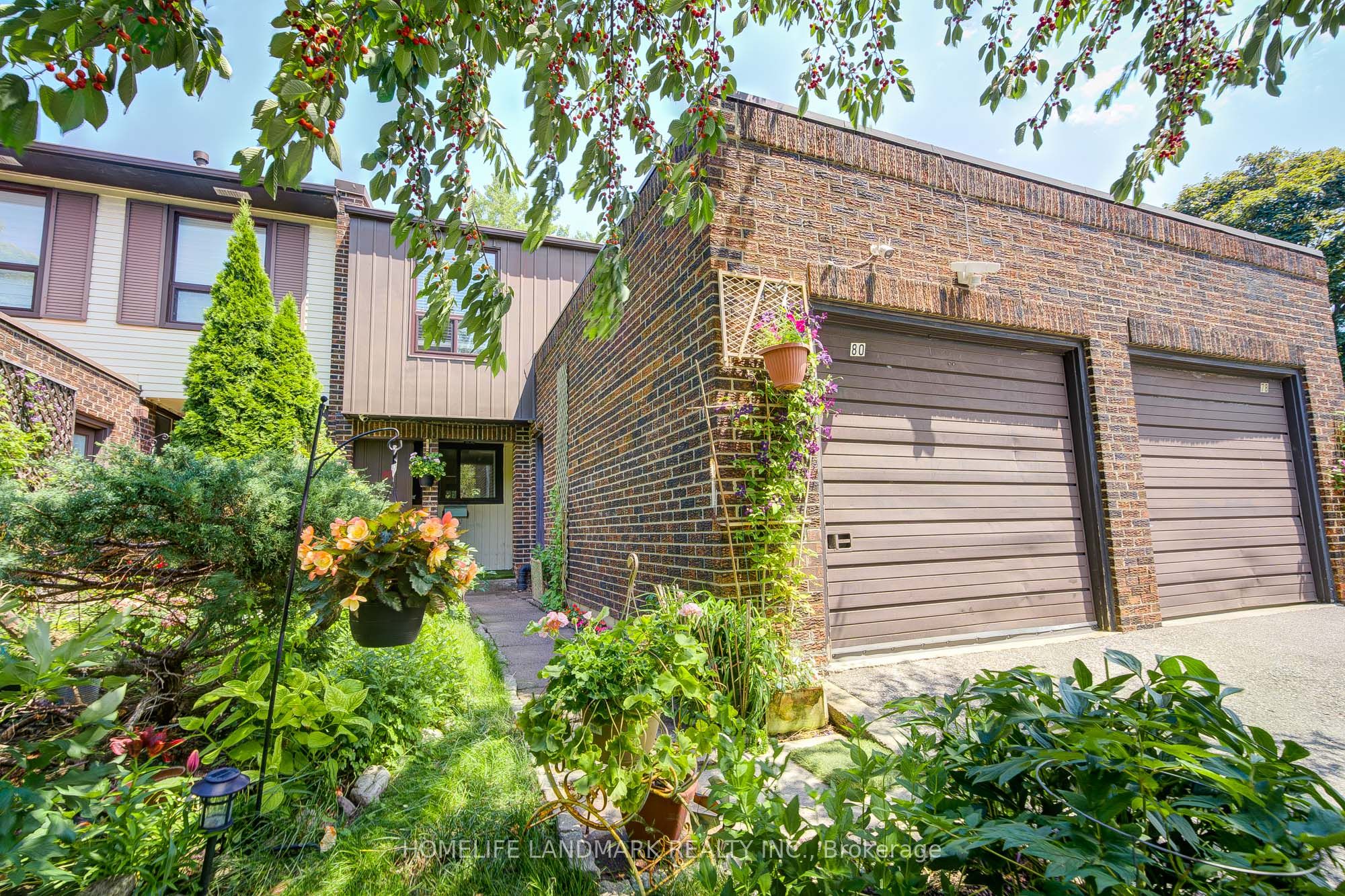 80 Spire Hillway Property Photo 1