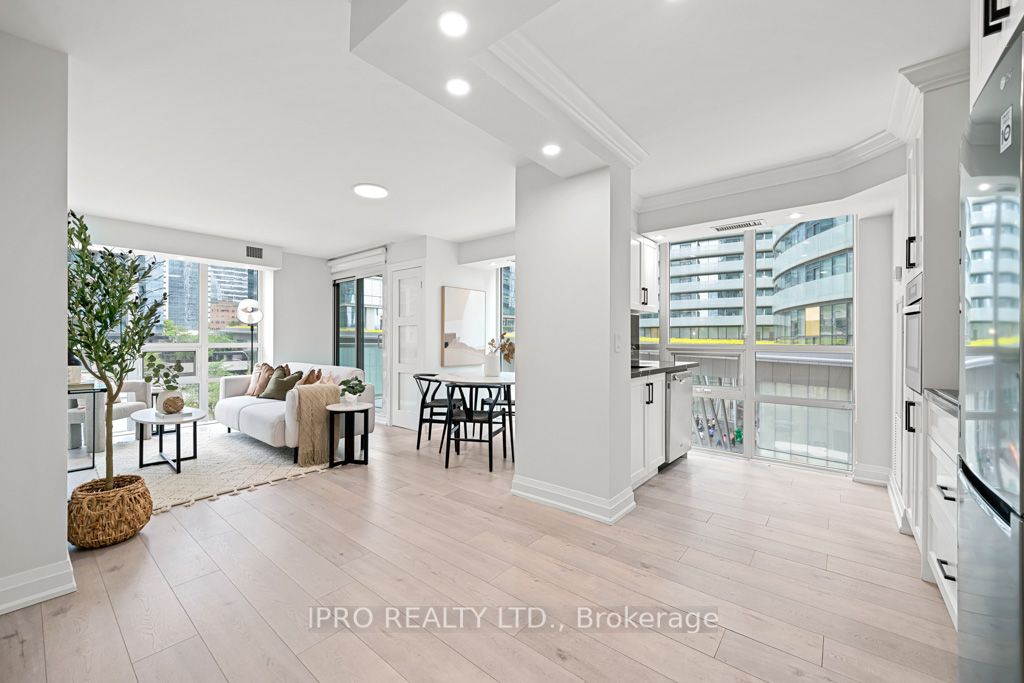 19 Grand Trunk Crescent 506 Property Photo 12