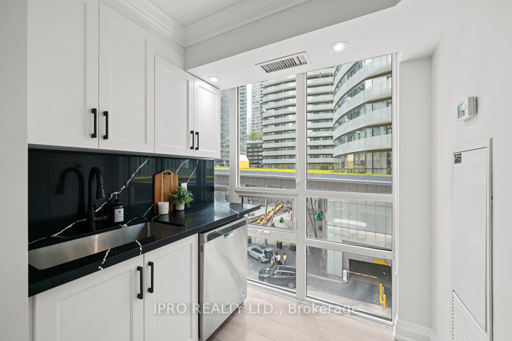 19 Grand Trunk Crescent 506 Property Photo 14