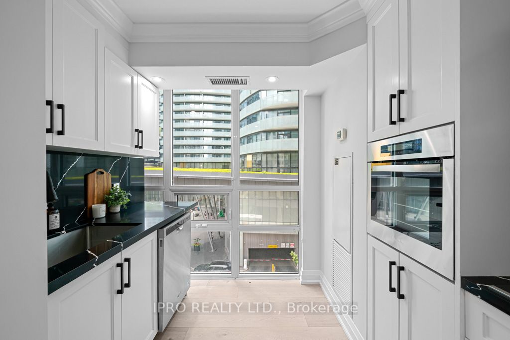19 Grand Trunk Crescent 506 Property Photo 15