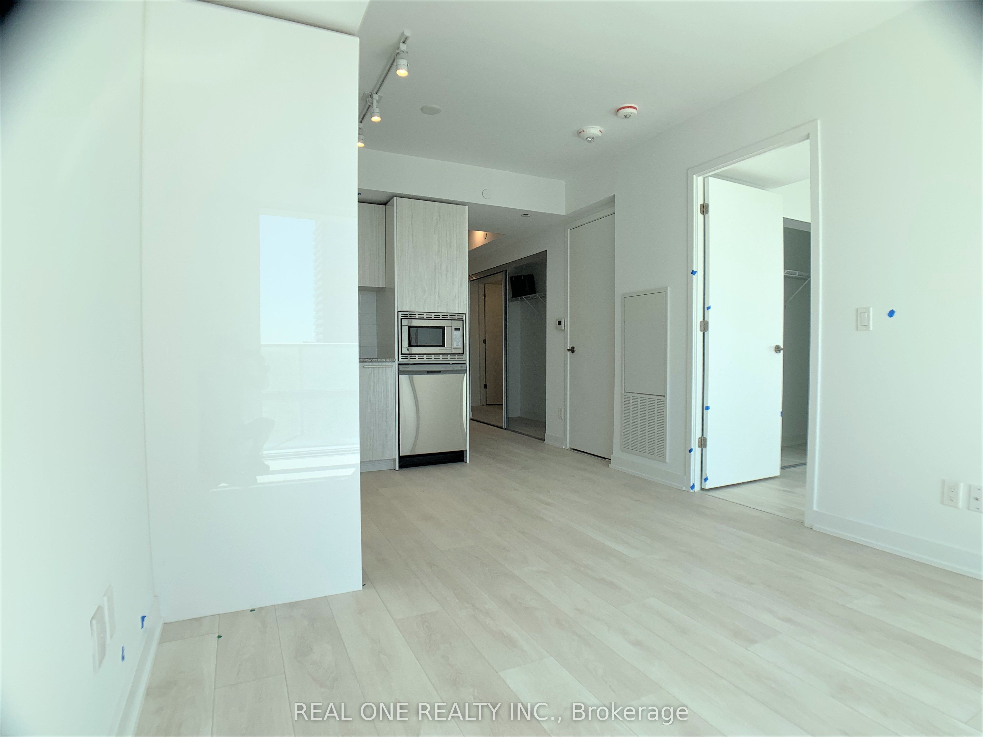 #1513 - 501 Yonge Street Property Photo 8