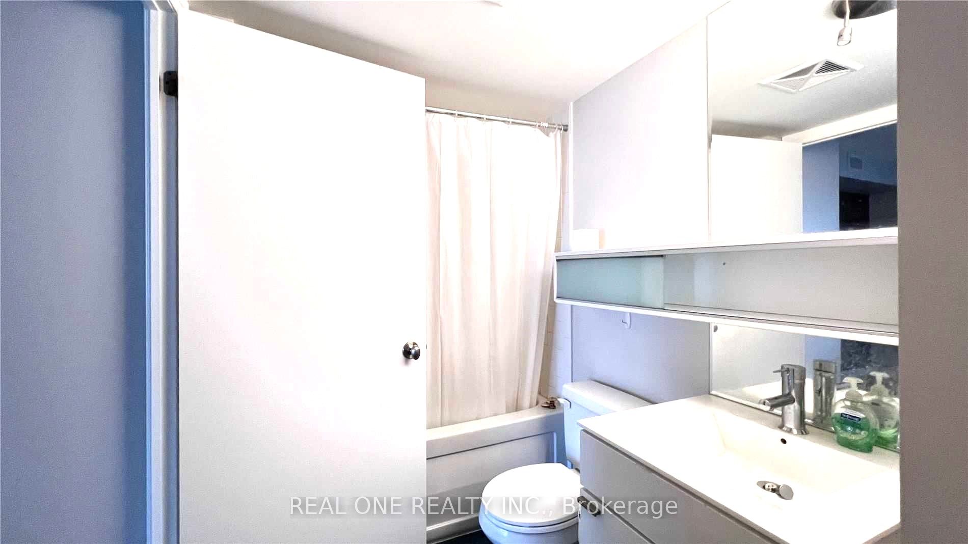 #815 - 111 Elizabeth Street Property Photo 9