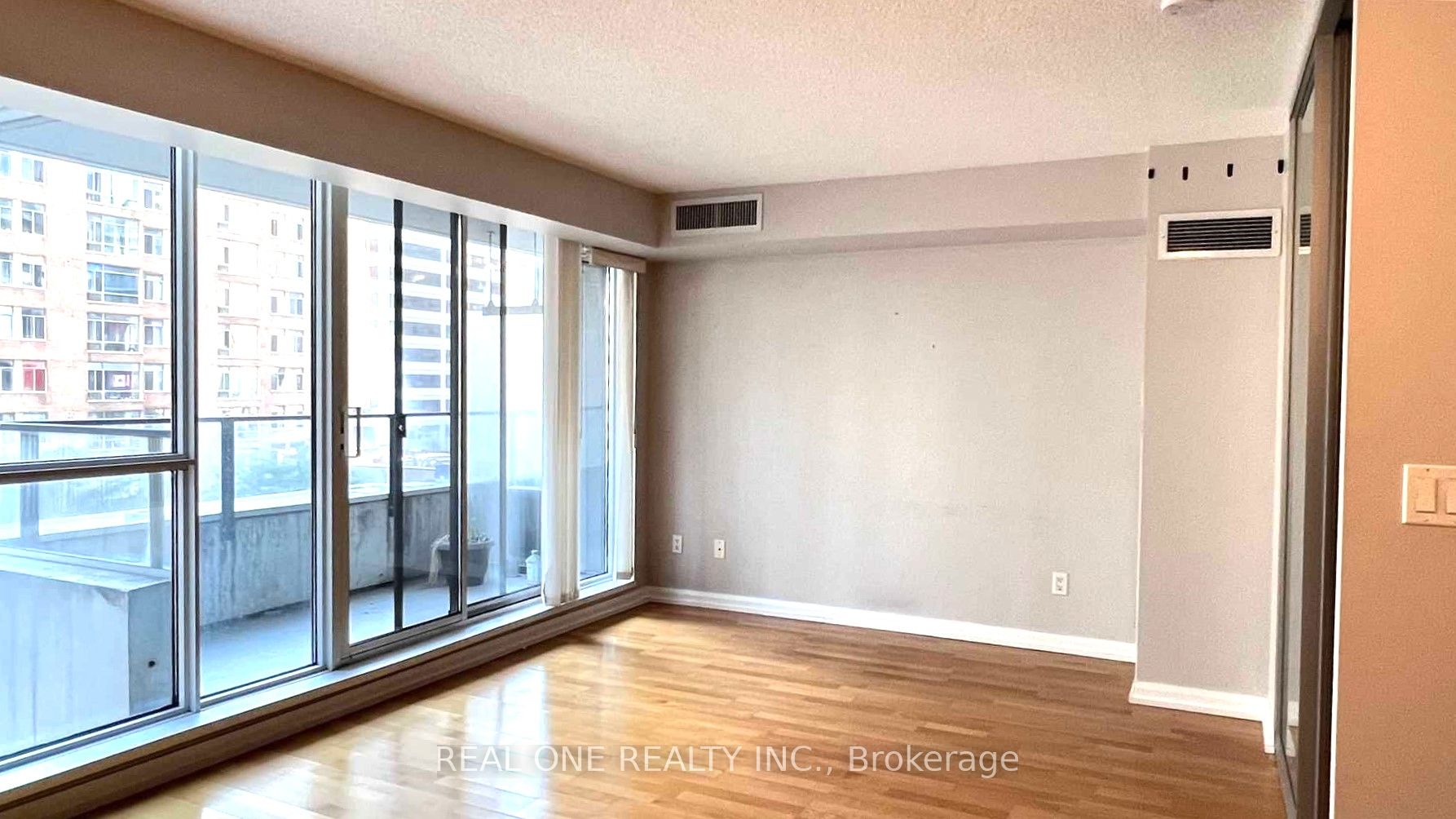 #815 - 111 Elizabeth Street Property Photo 10