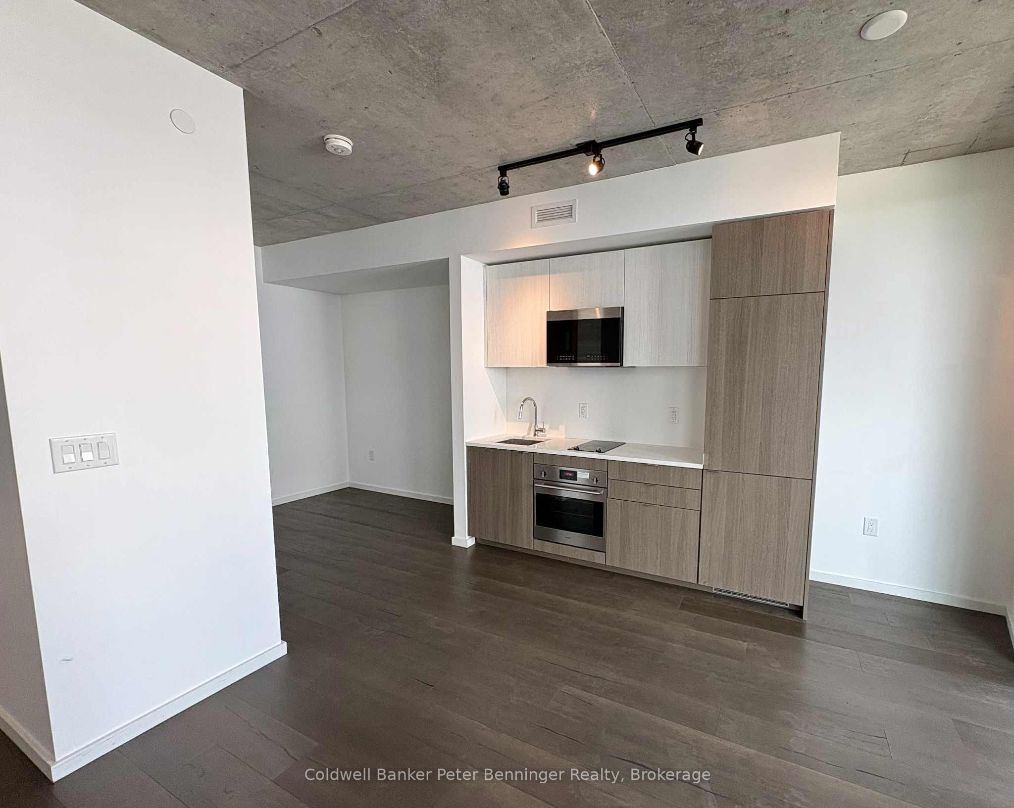21 Lawren Harris Square 514