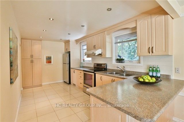 47 Marowyne Drive Upper Property Photo 5