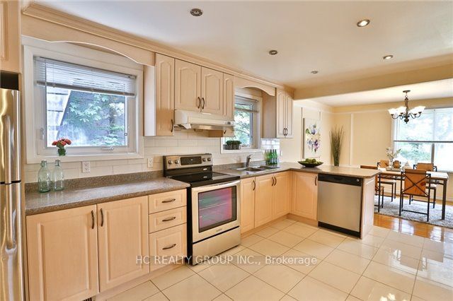47 Marowyne Drive Upper Property Photo 6