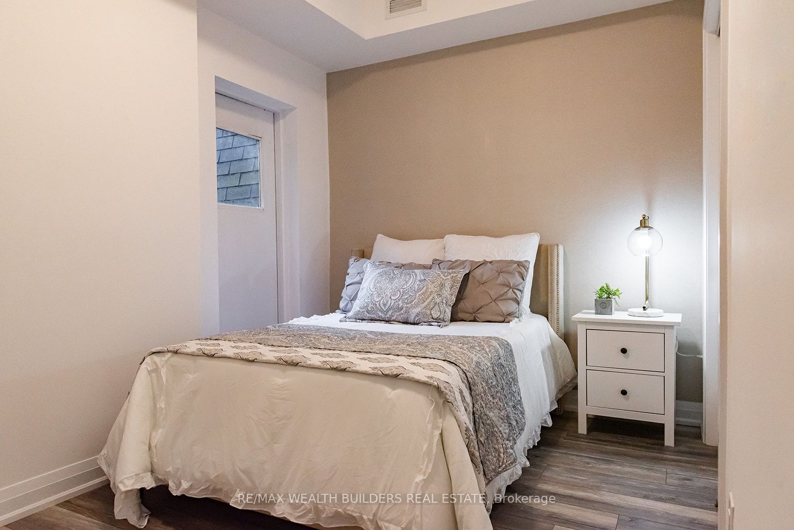 213 Jarvis Street 6 Property Photo 3