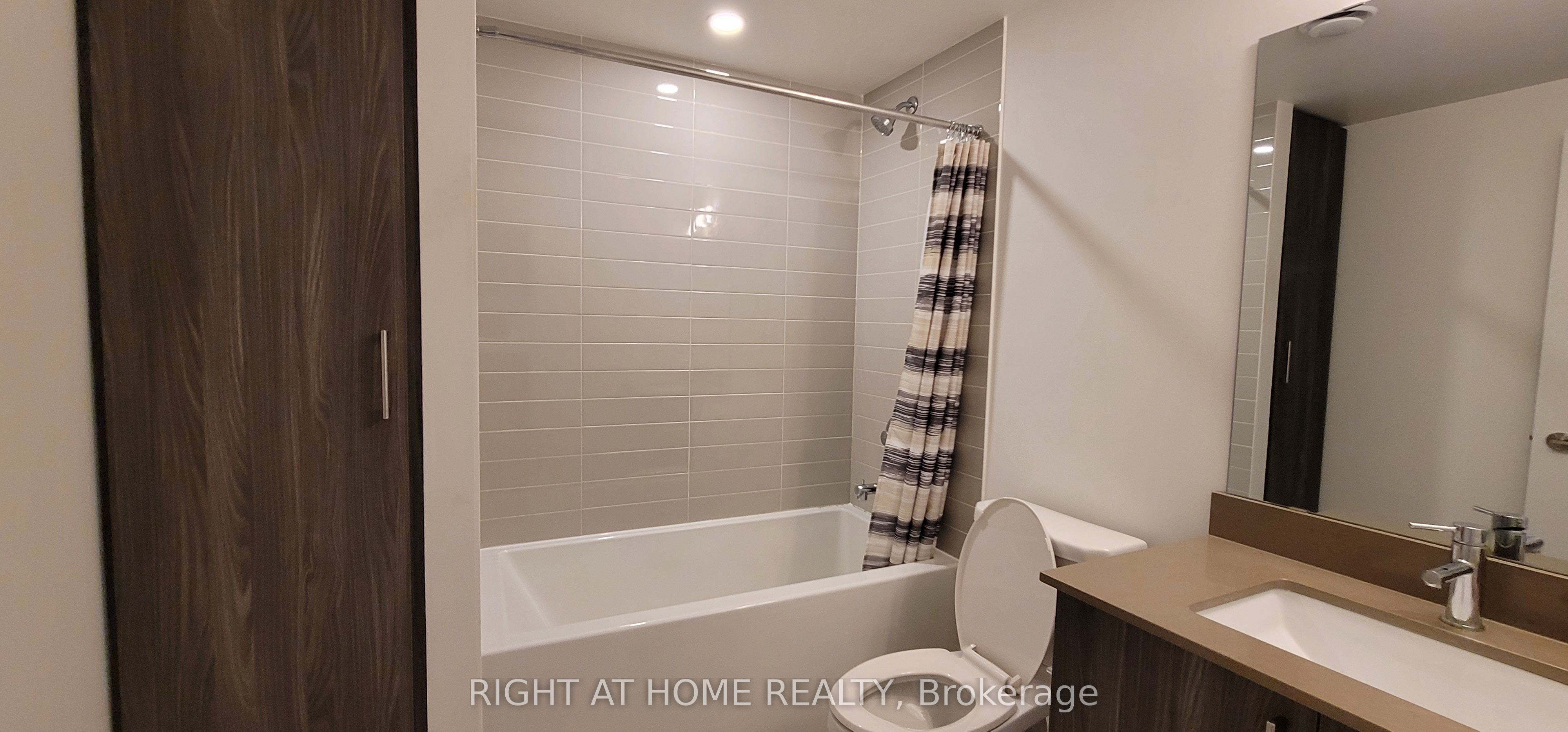 576 Front Street W 614 Property Photo 18