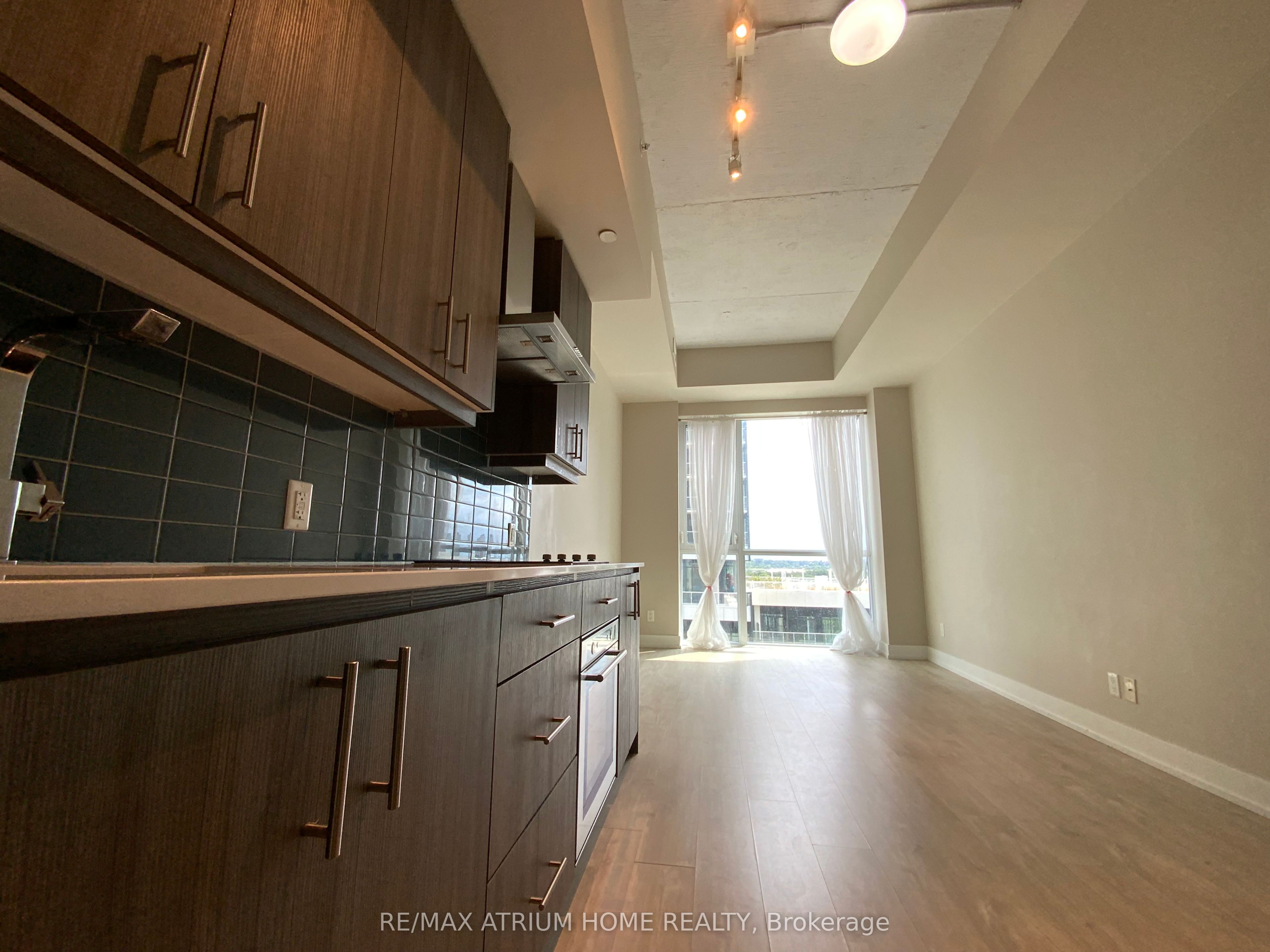 75 The Donway N/a W 904 Property Photo 6