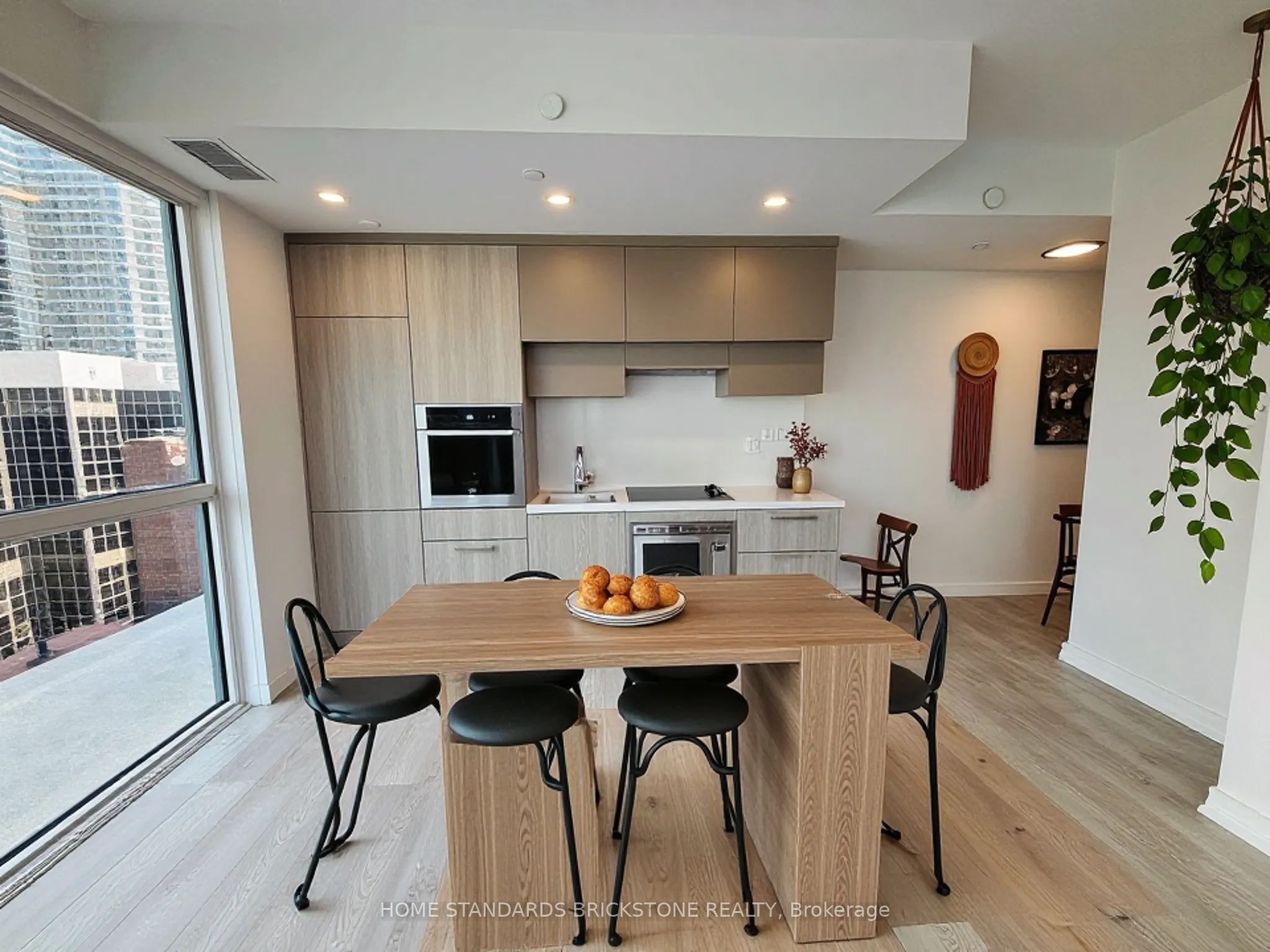 39 Roehampton Avenue 609 Property Photo 4