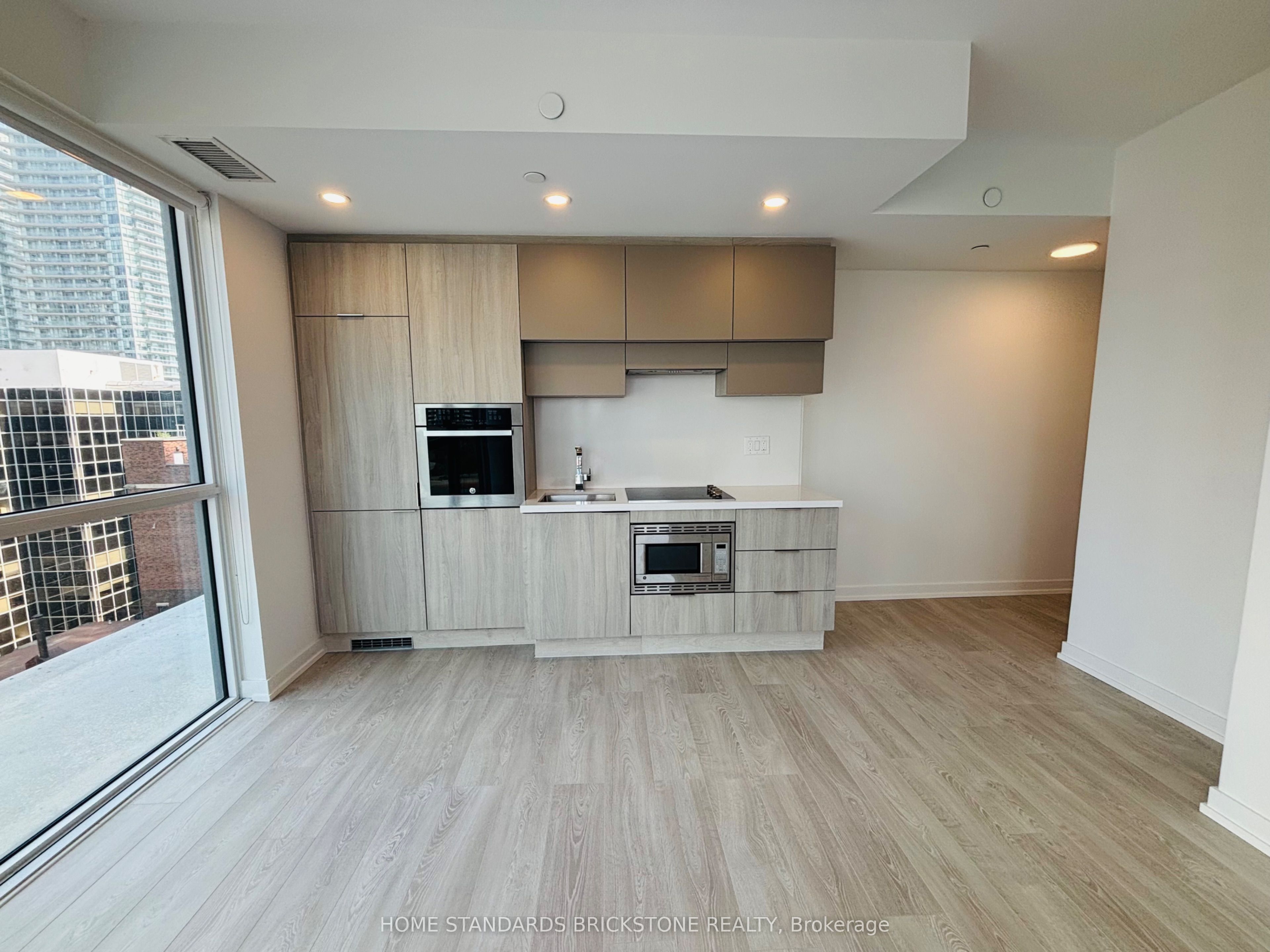 39 Roehampton Avenue 609 Property Photo 5