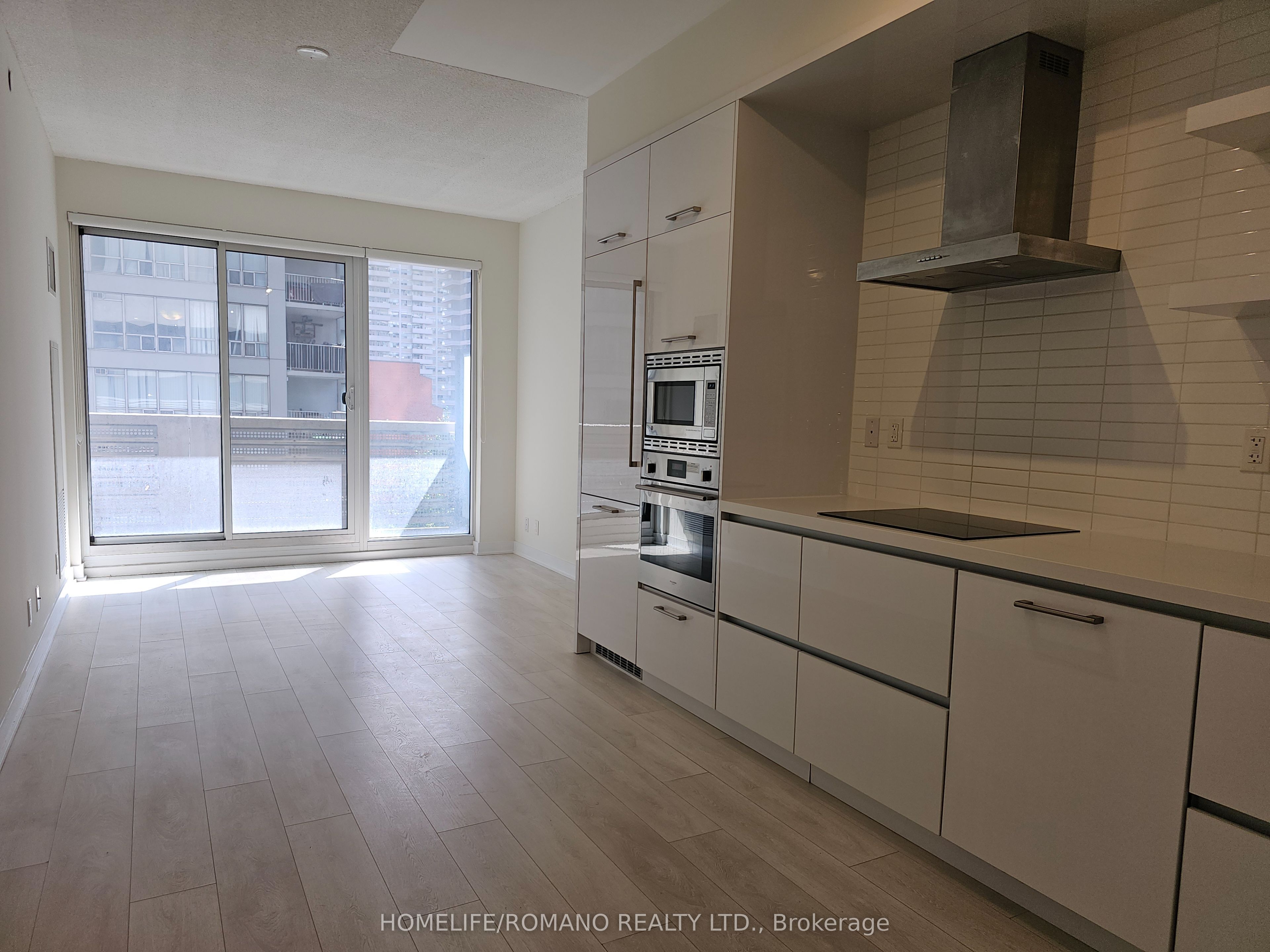 2221 Yonge Street 503 Property Photo 3