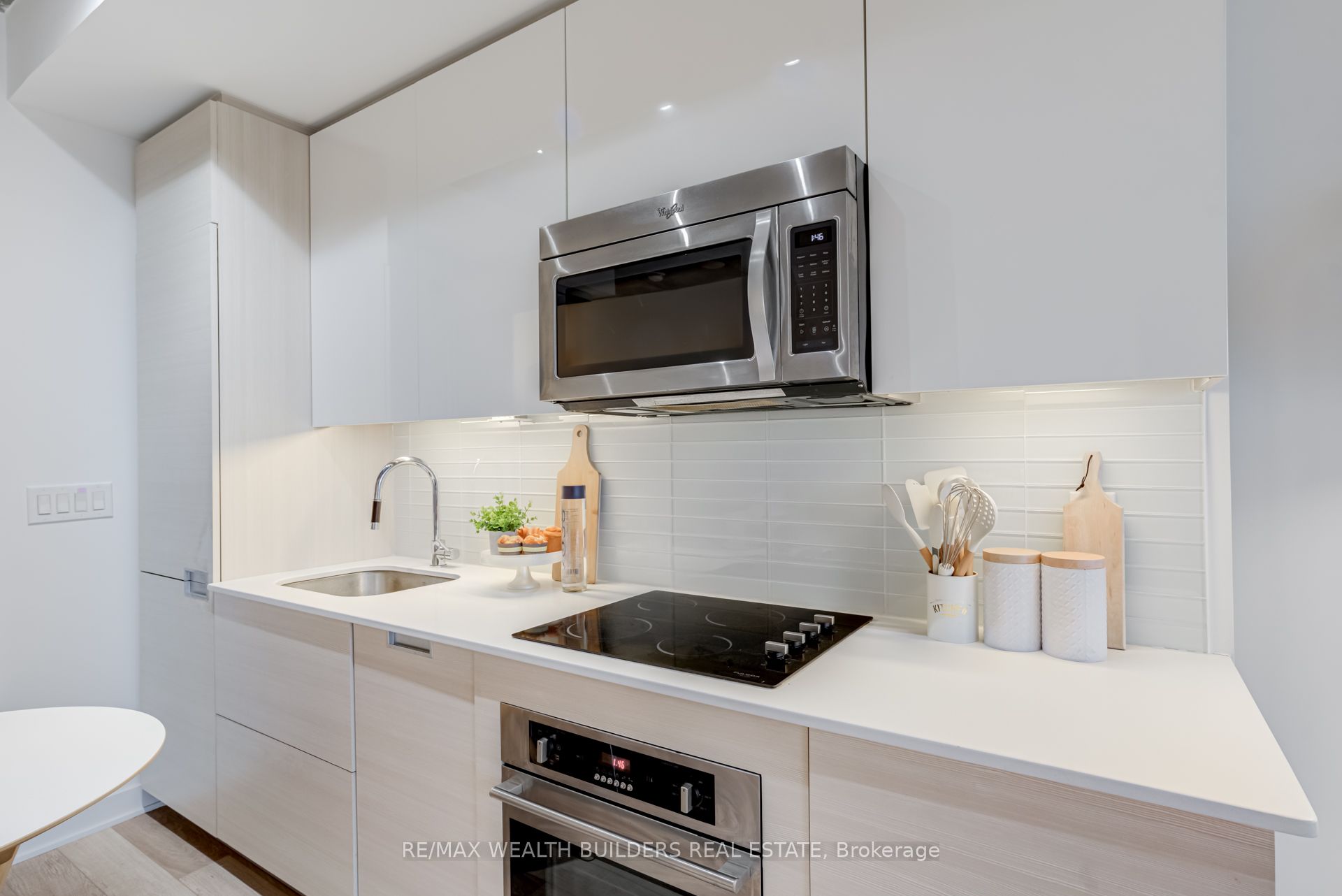 210 Simcoe Street 1706 Property Photo 7