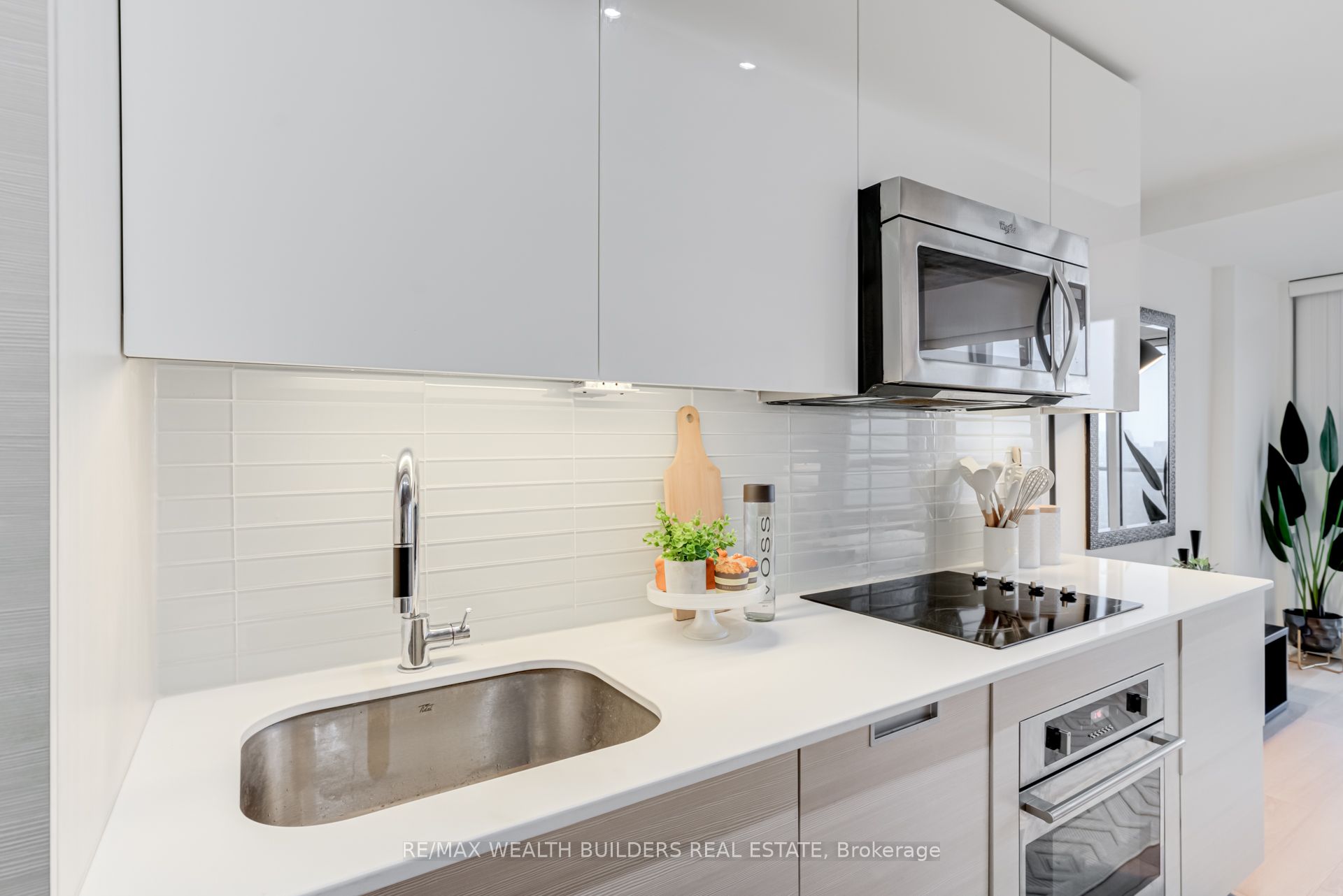 210 Simcoe Street 1706 Property Photo 8