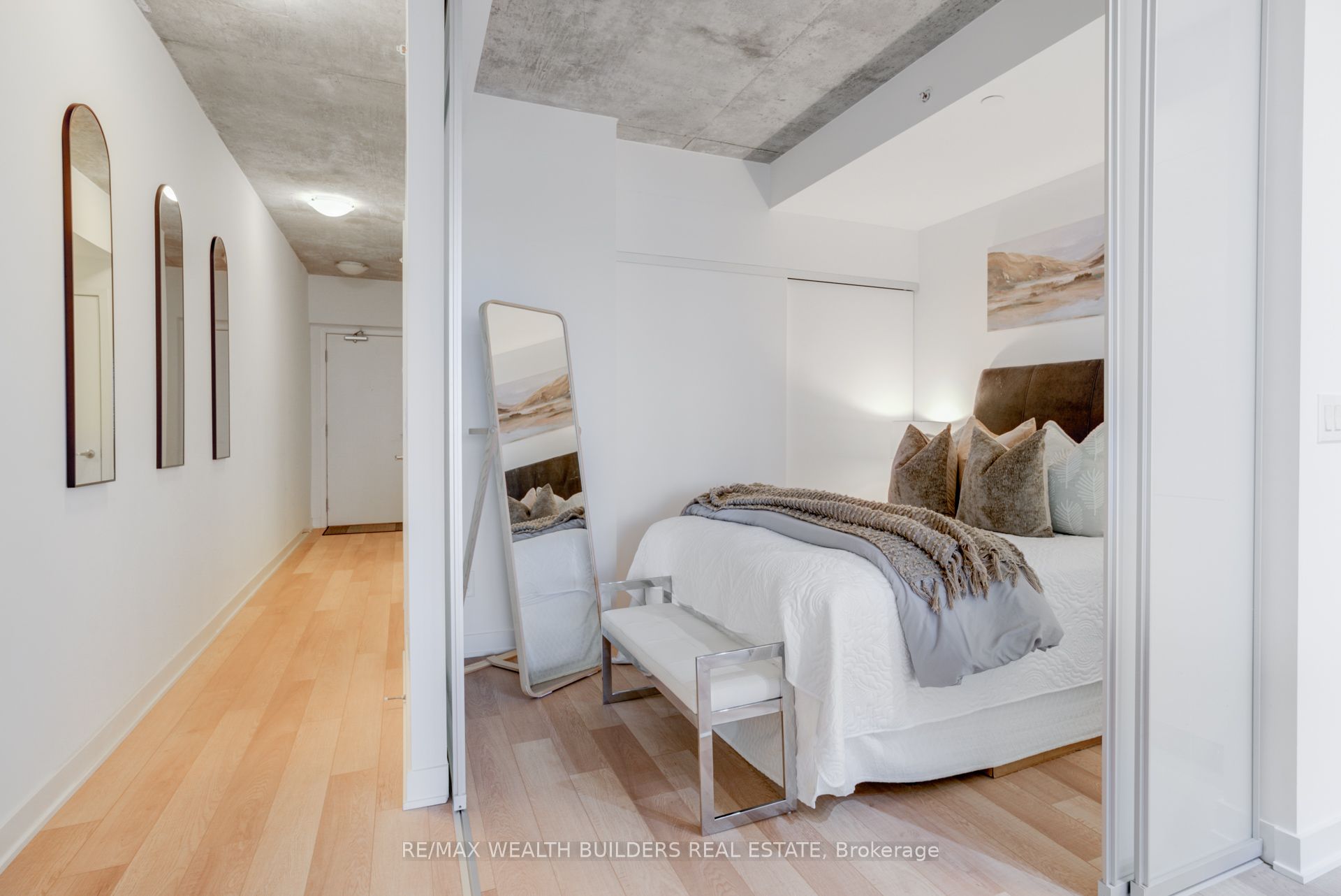 210 Simcoe Street 1706 Property Photo 16