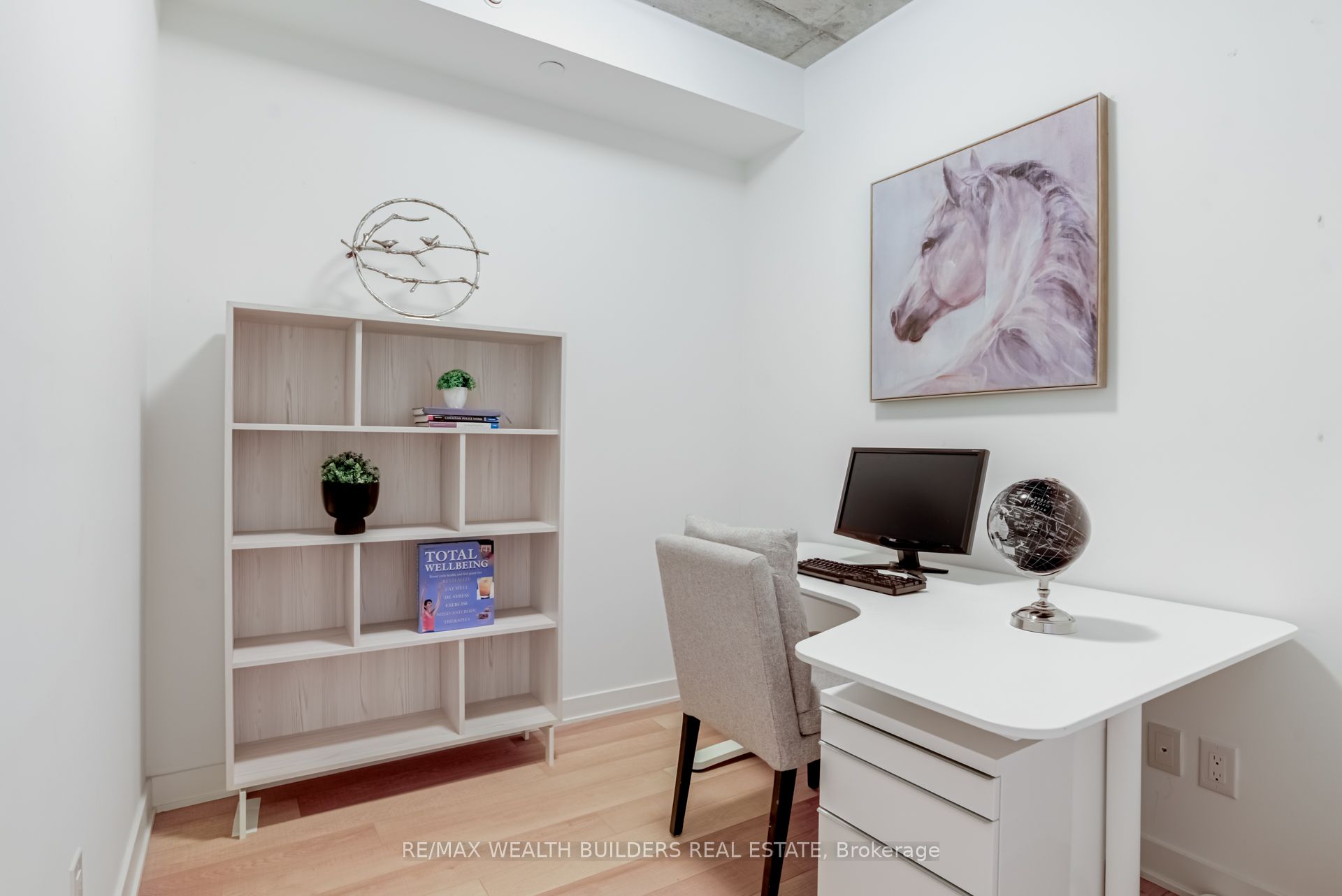 210 Simcoe Street 1706 Property Photo 17