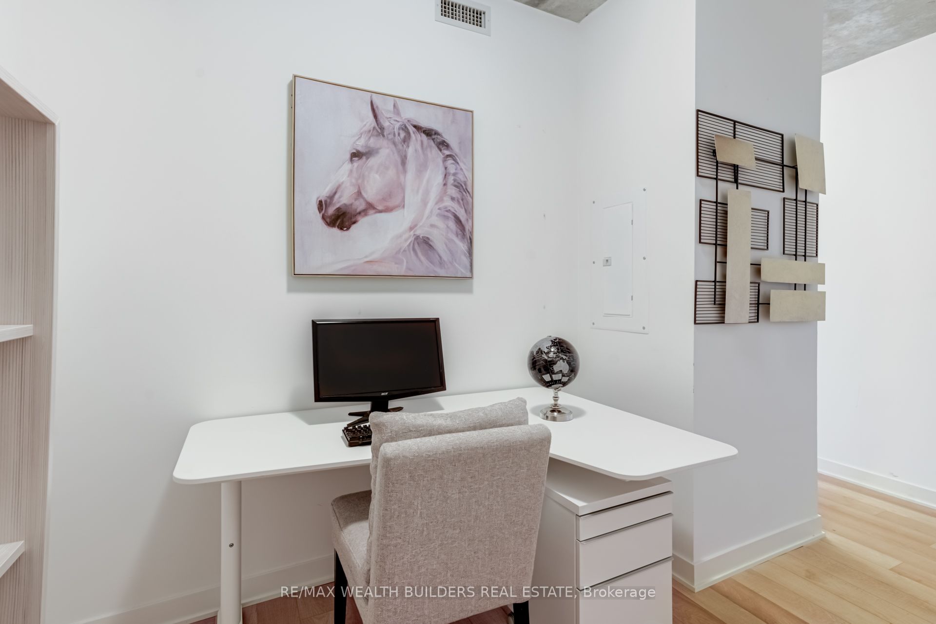 210 Simcoe Street 1706 Property Photo 18