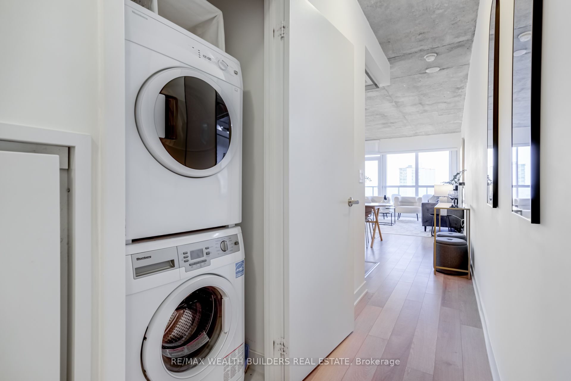 210 Simcoe Street 1706 Property Photo 21