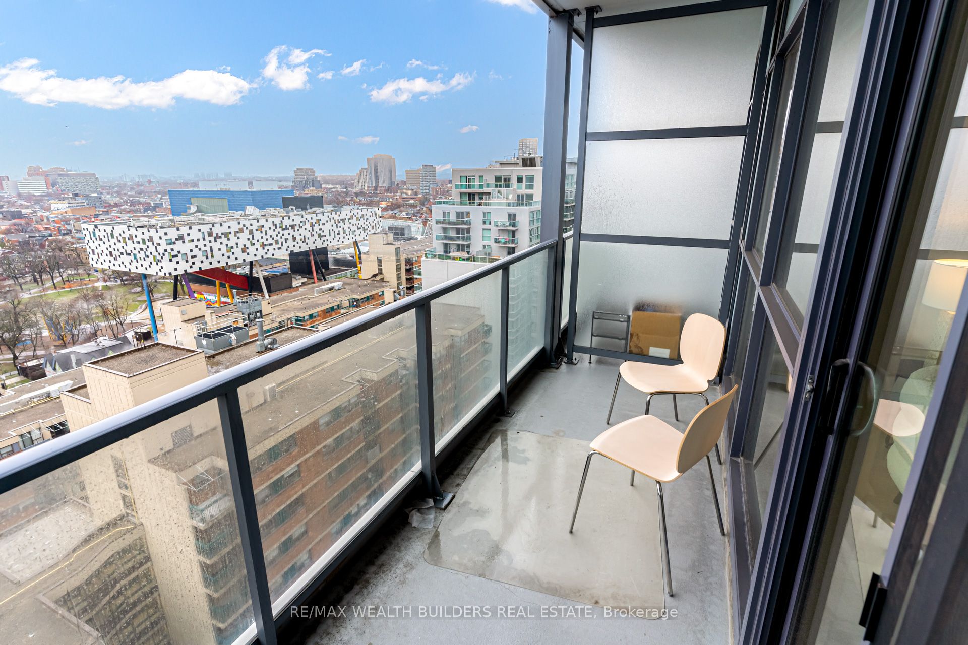 210 Simcoe Street 1706 Property Photo 22