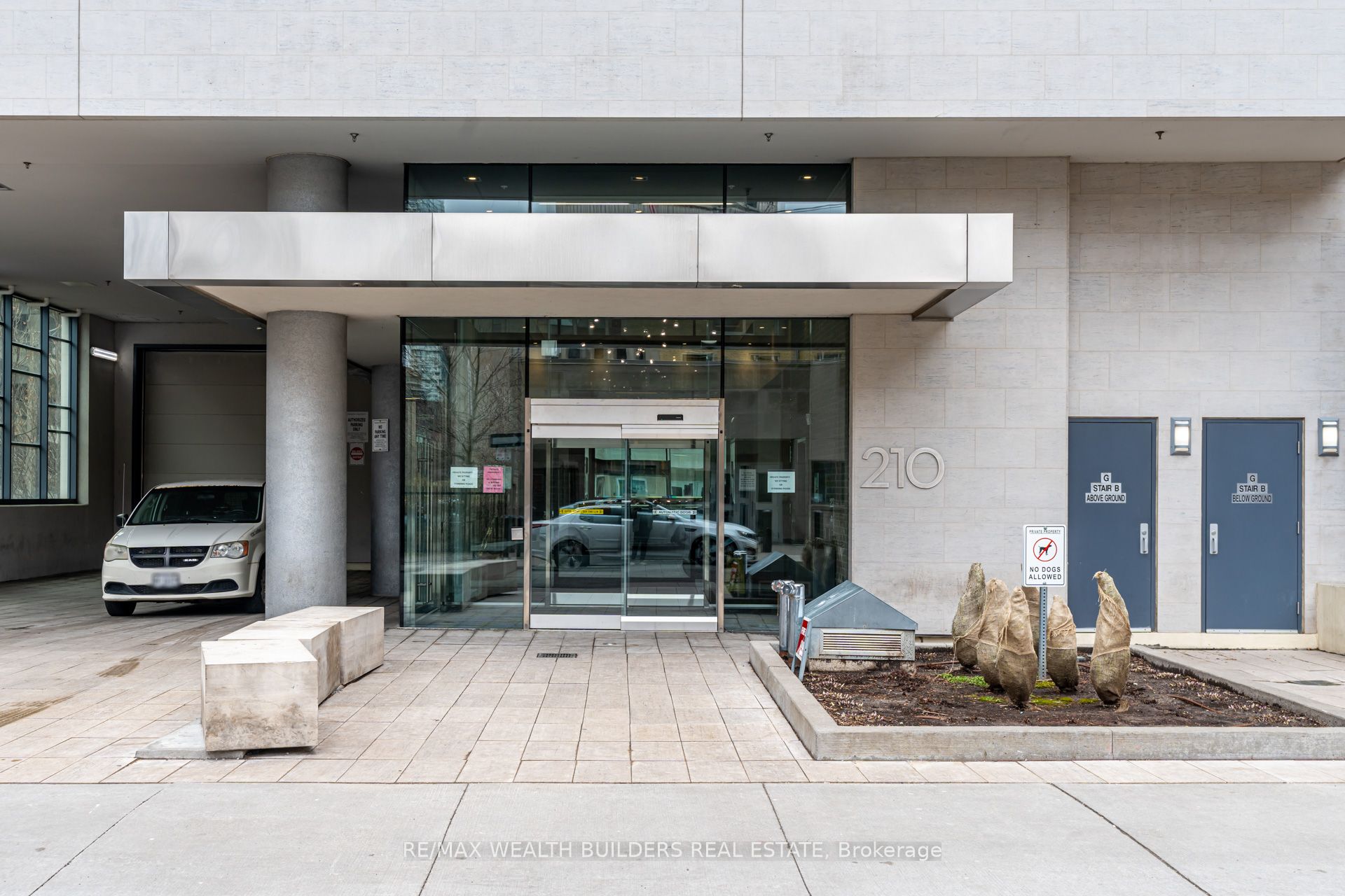 210 Simcoe Street 1706 Property Photo 27