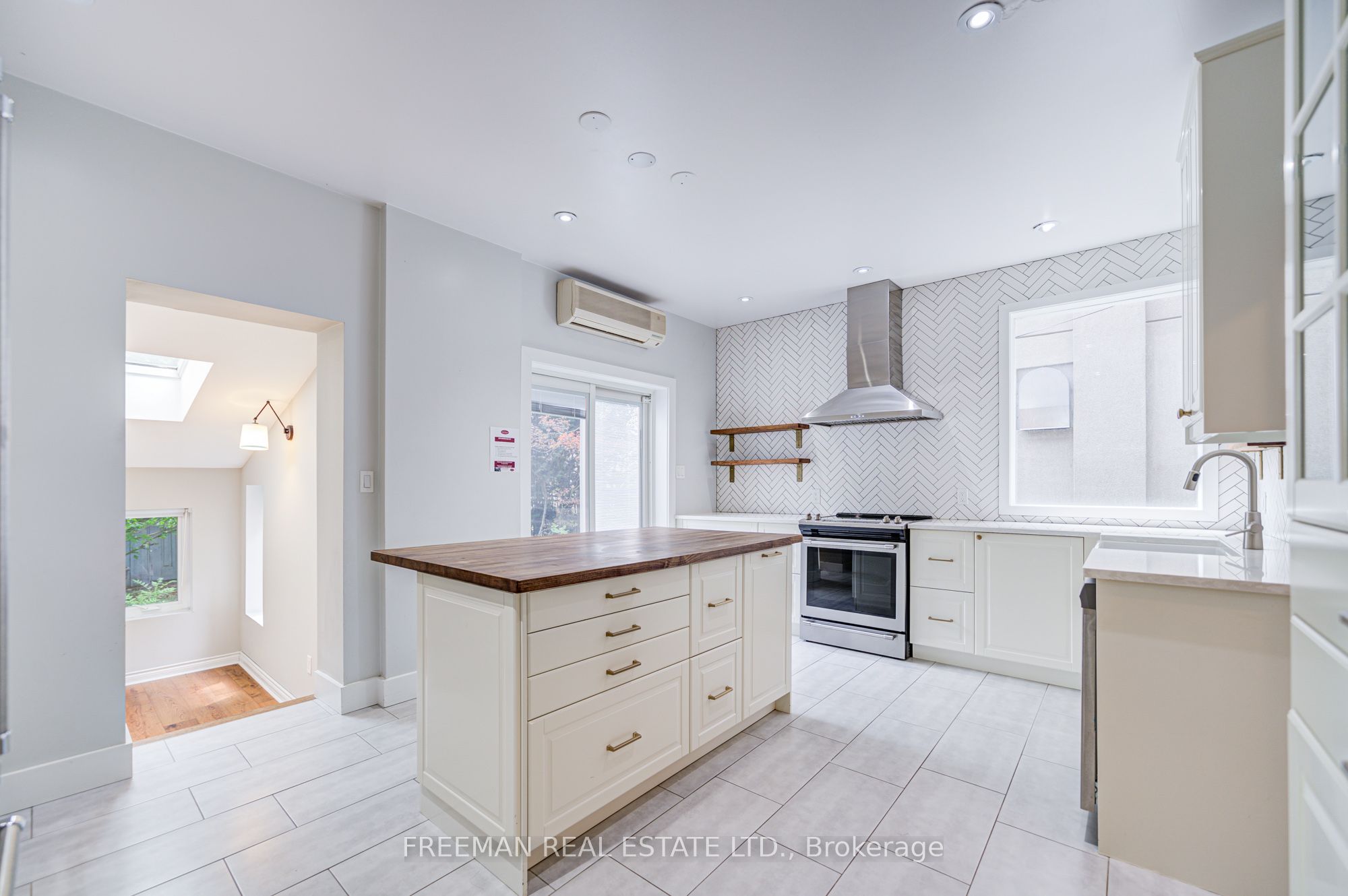 555 Markham Street Property Photo 8