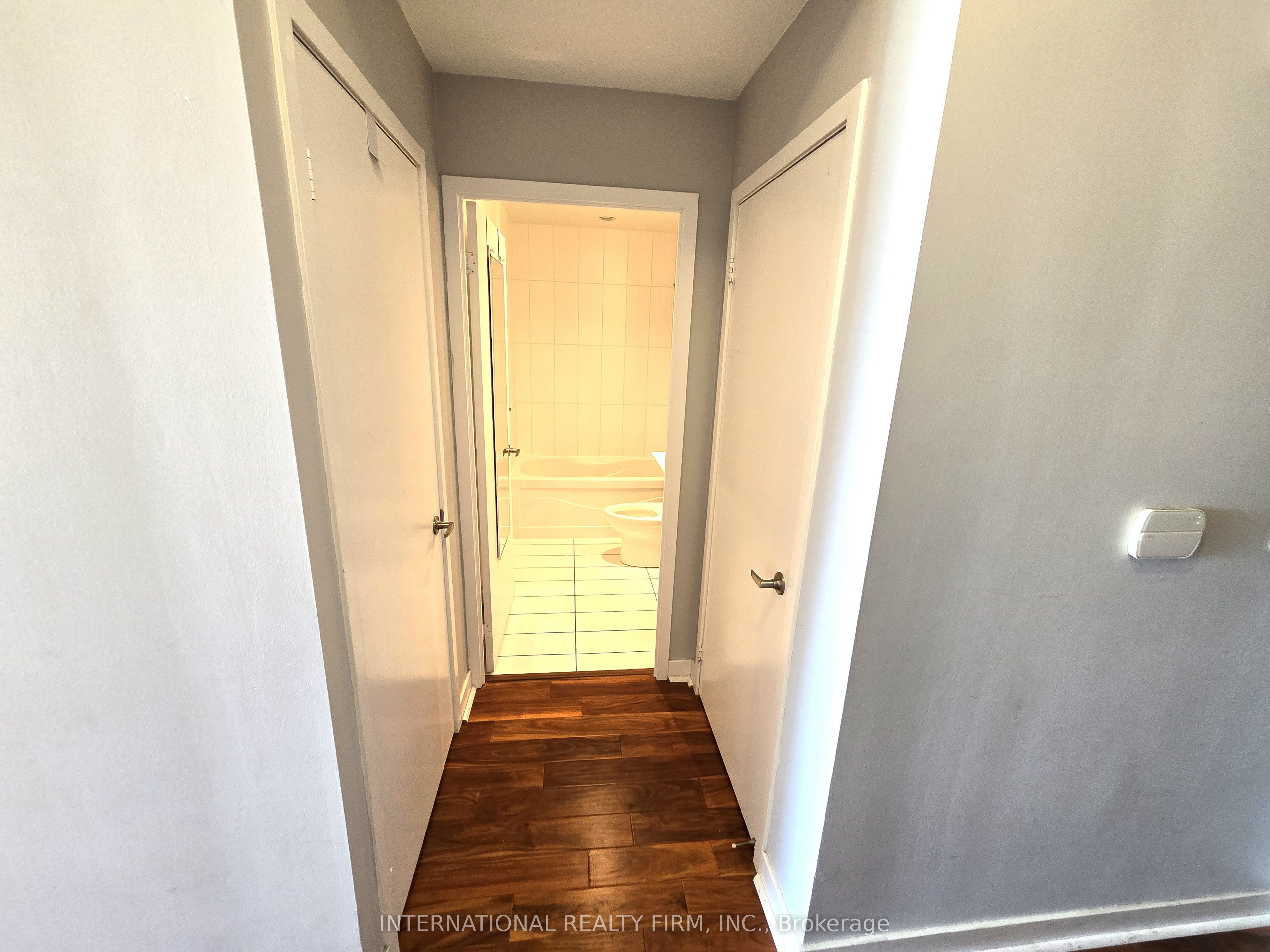 8 Telegram Mews 703 Property Photo 5