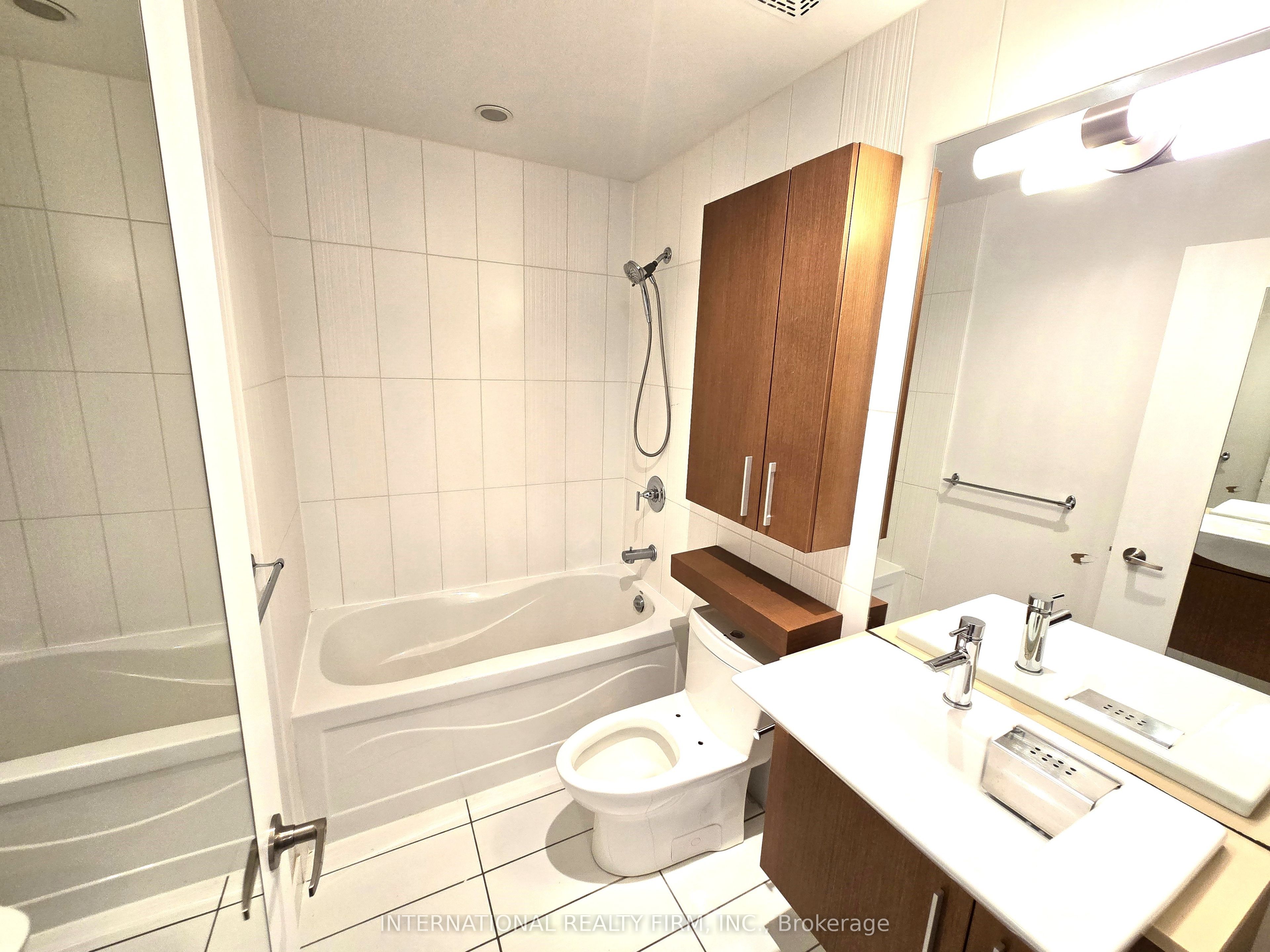 8 Telegram Mews 703 Property Photo 6