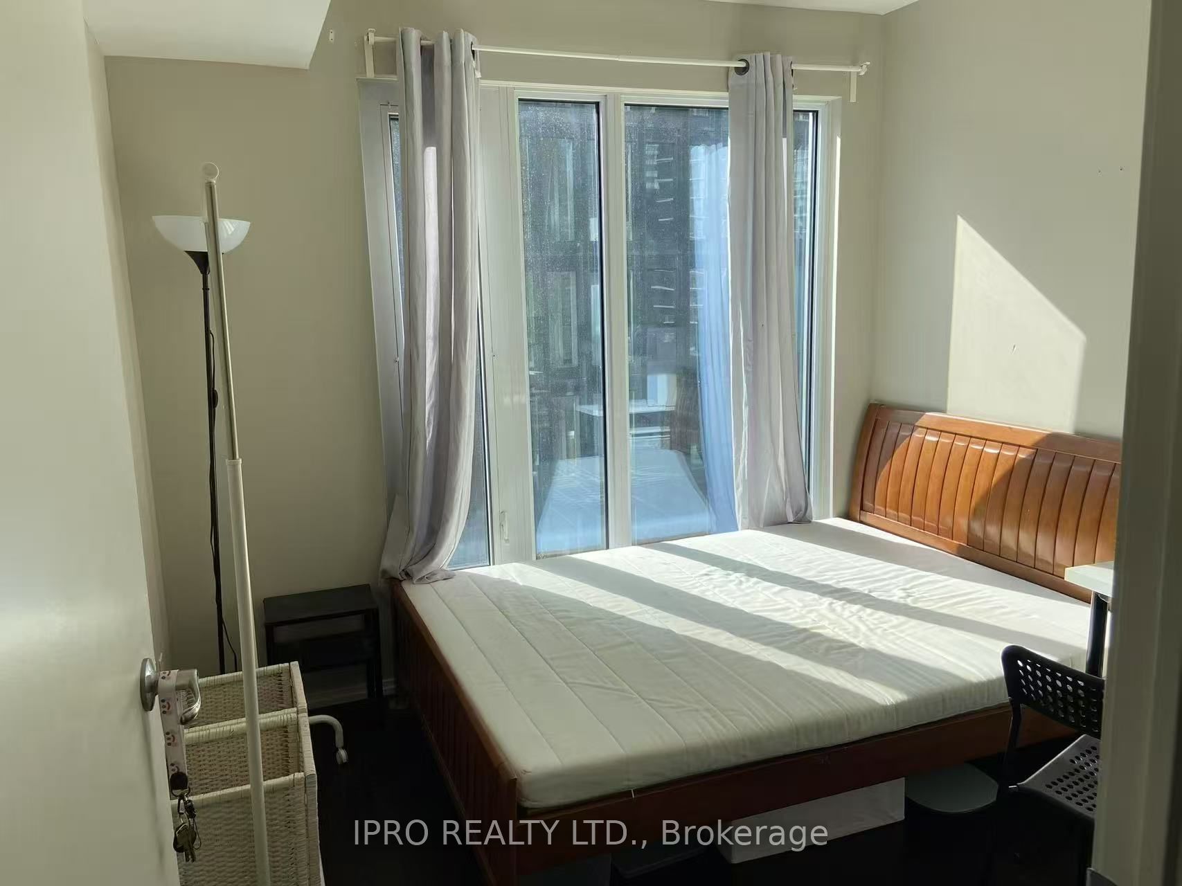 68 Shuter Property Photo 3