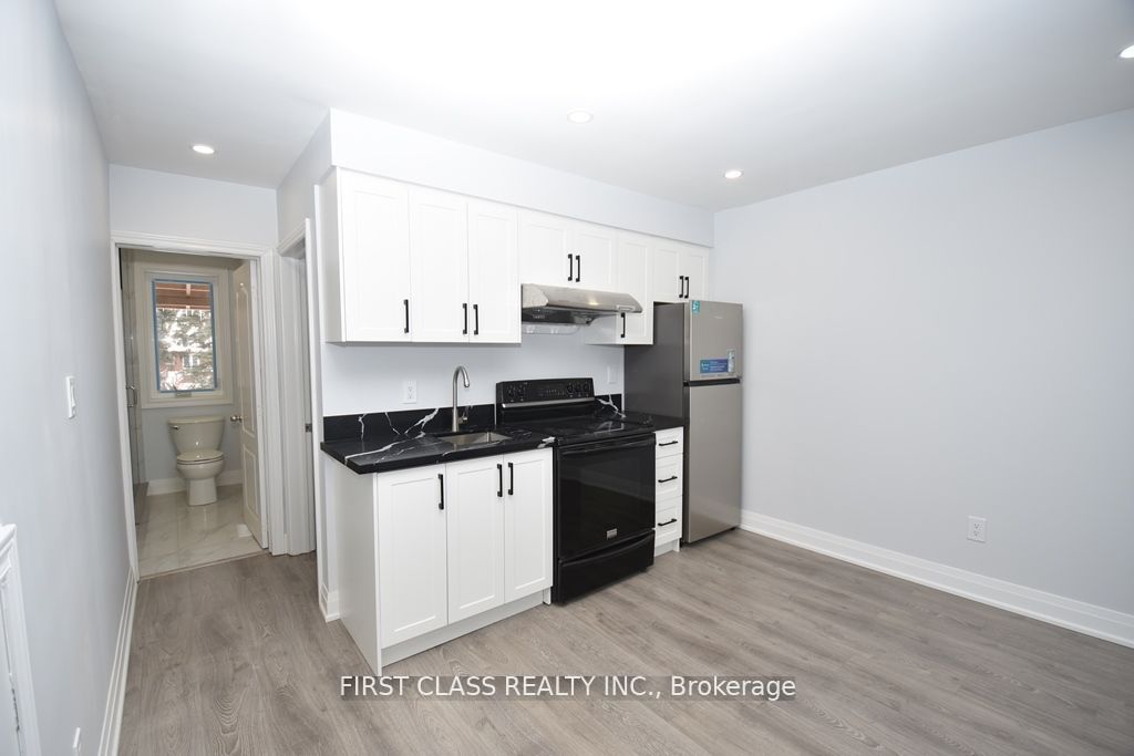 319 Senlac Road Front Property Photo 4