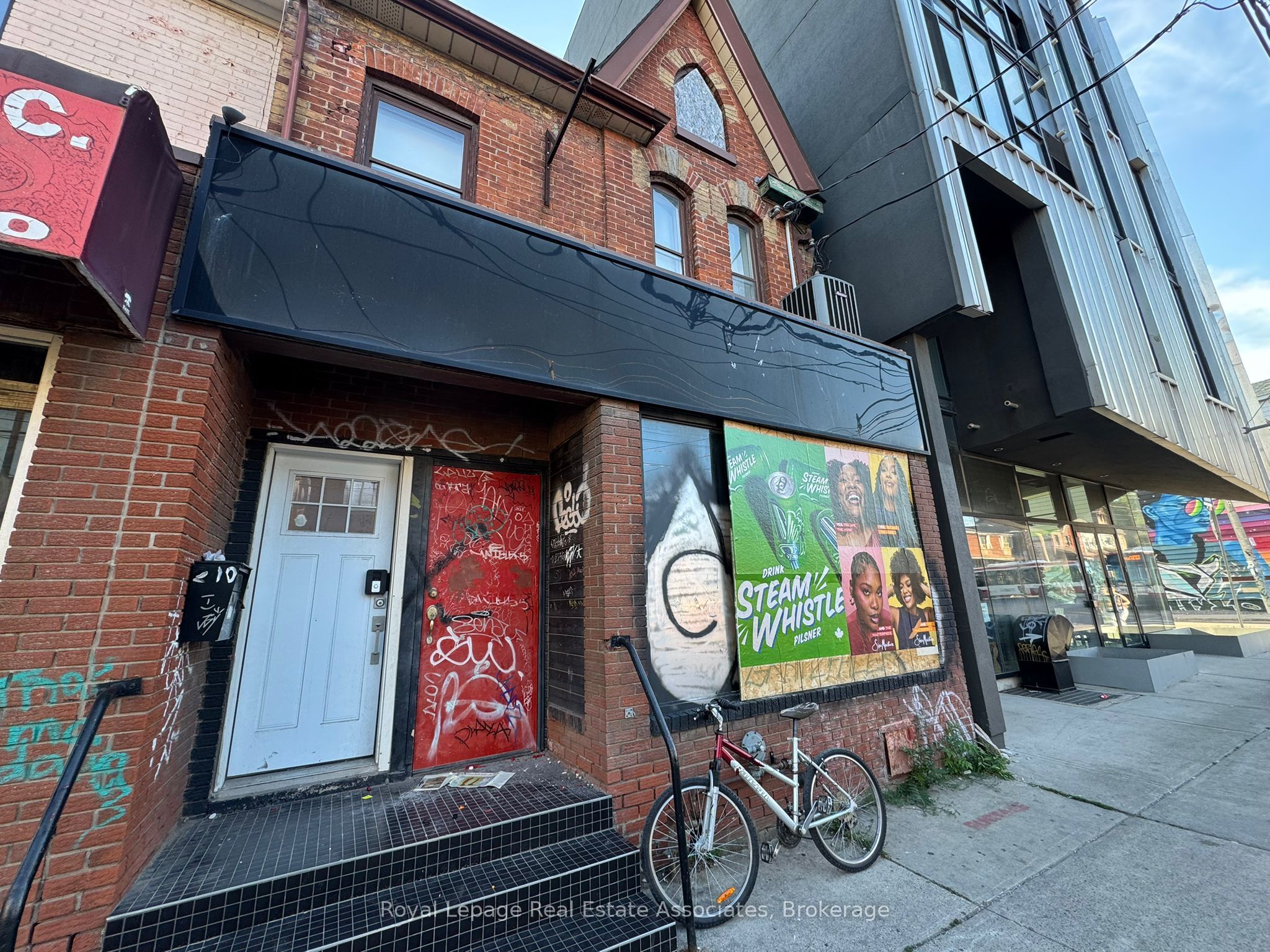 200 Bathurst Street Main Floor Property Photo 1