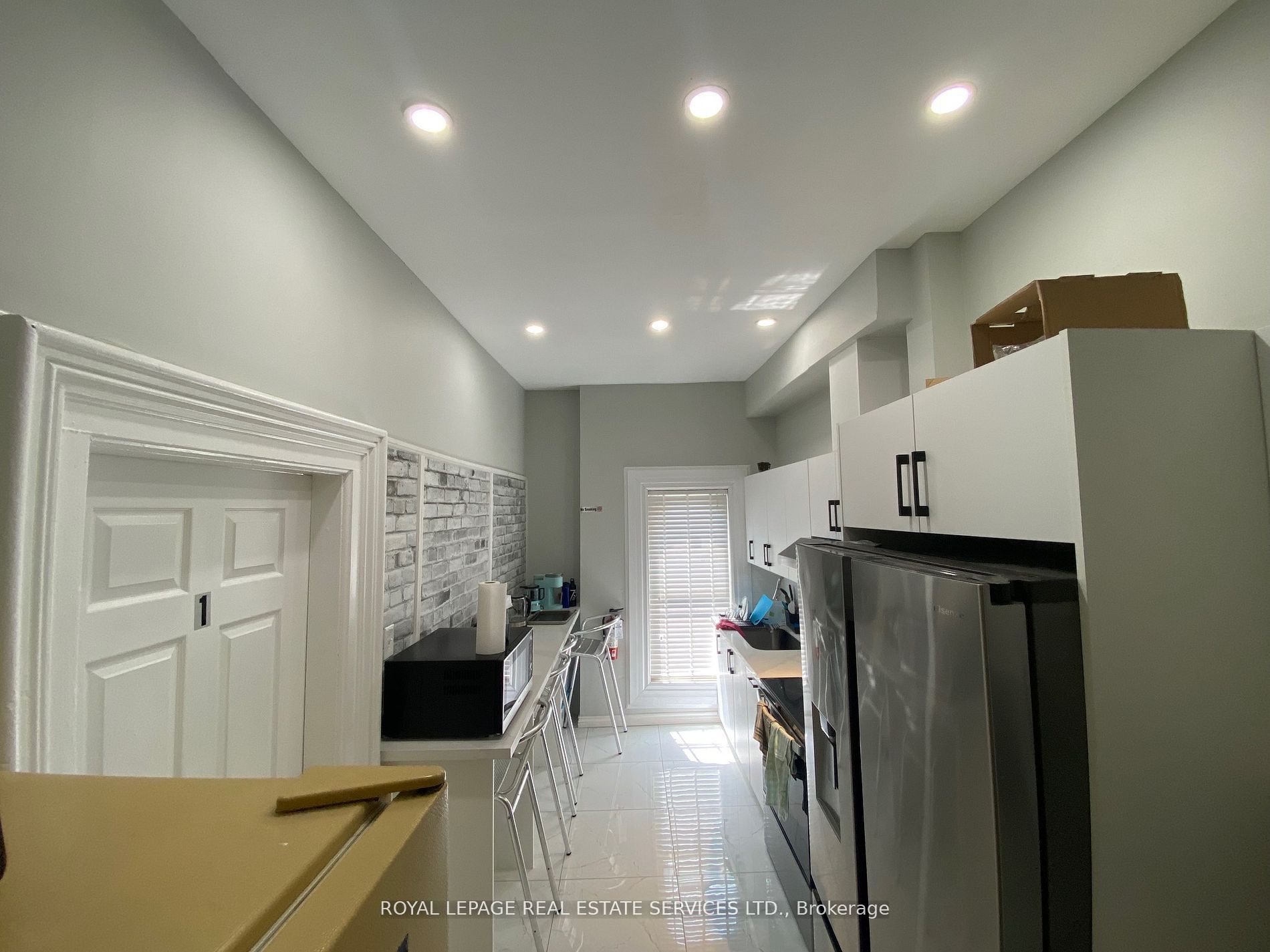 206 Carlton Street 201 Property Photo 2