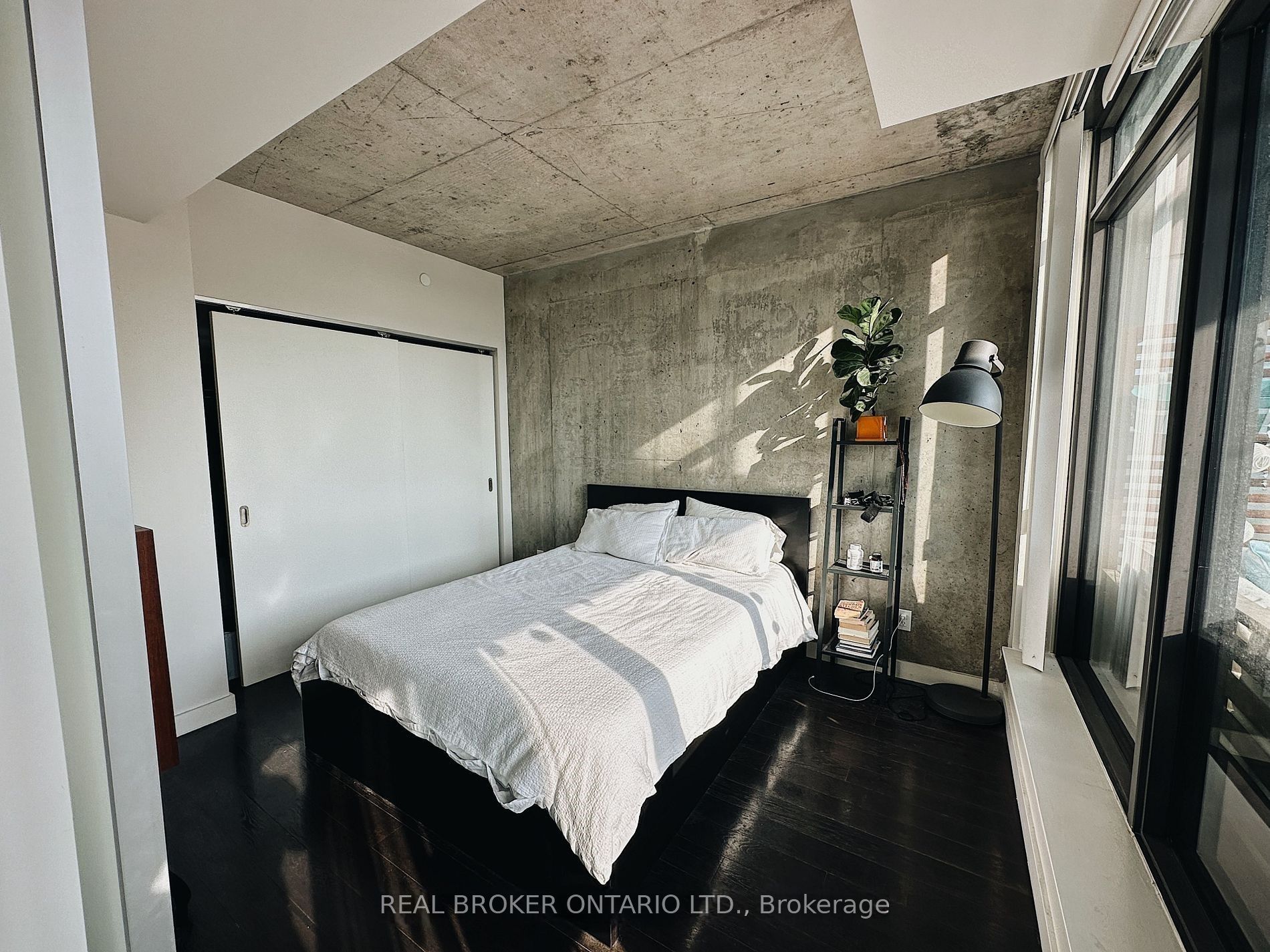 111 Bathurst Street 605 Property Photo 11