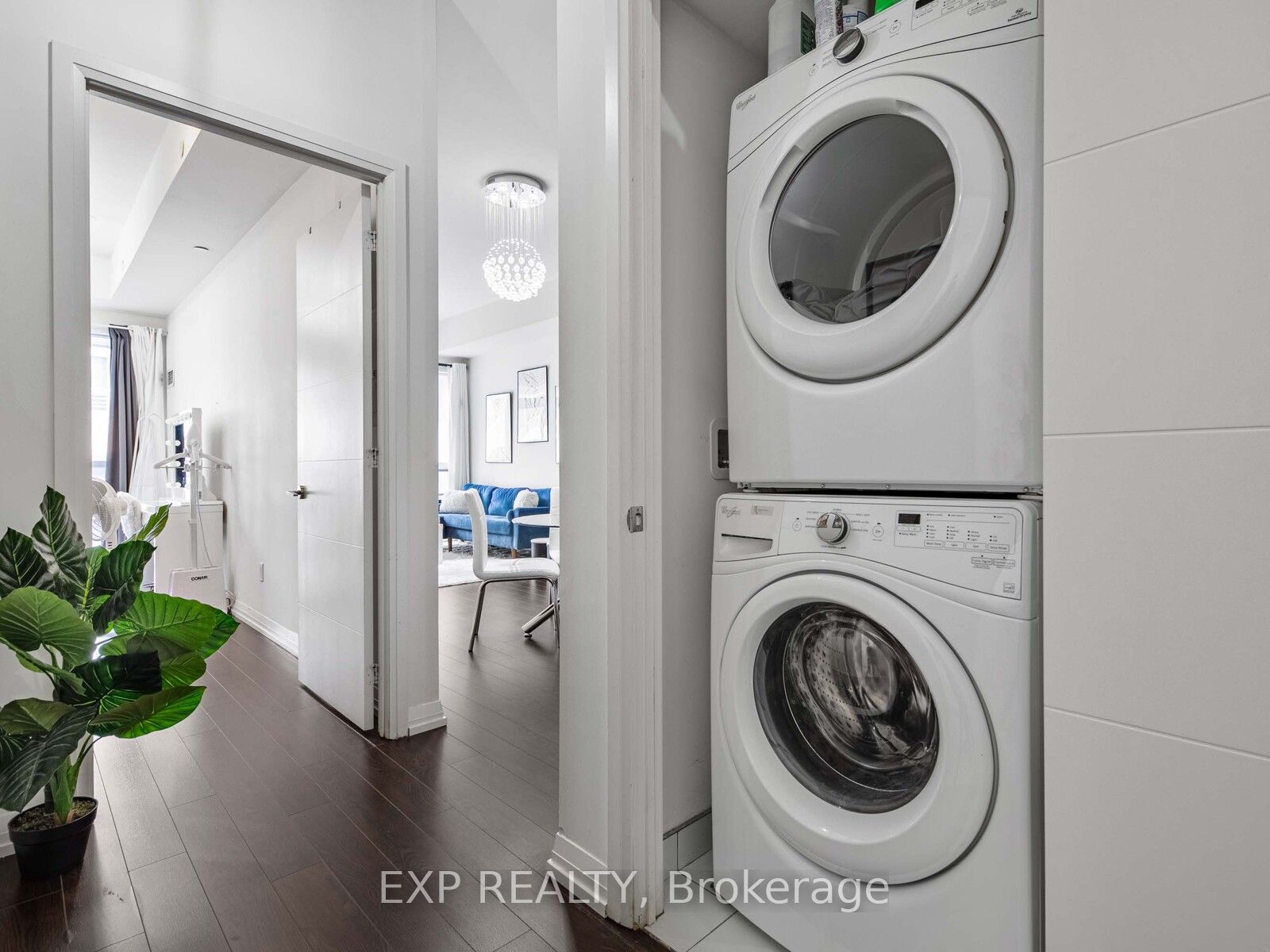 460 Adelaide Street E 833 Property Photo 4