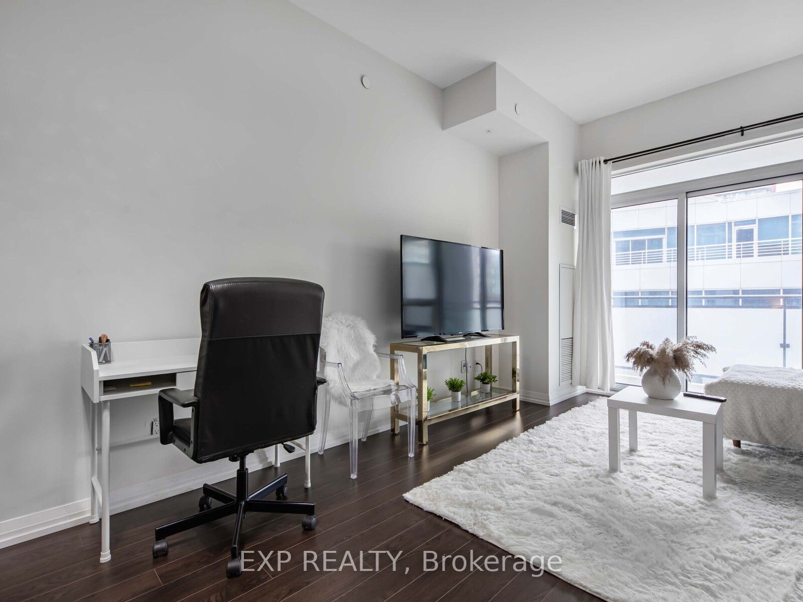 460 Adelaide Street E 833 Property Photo 5