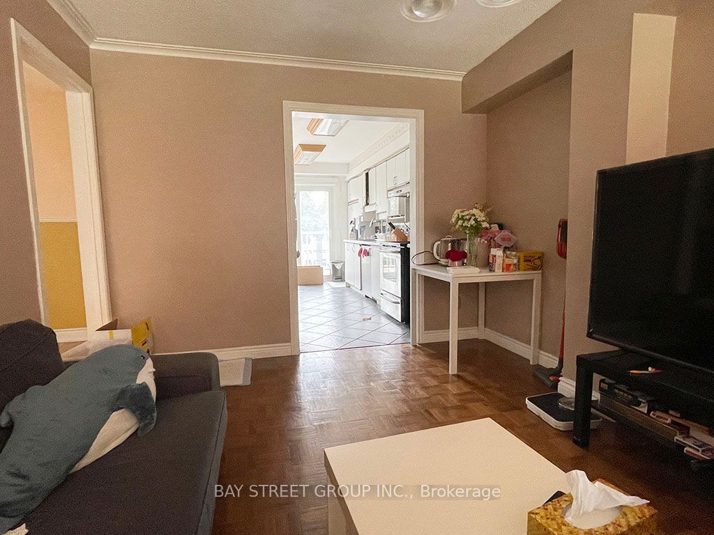 48 Chipwood Crescent #upper Property Photo 3