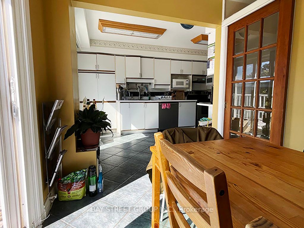 48 Chipwood Crescent #upper Property Photo 5
